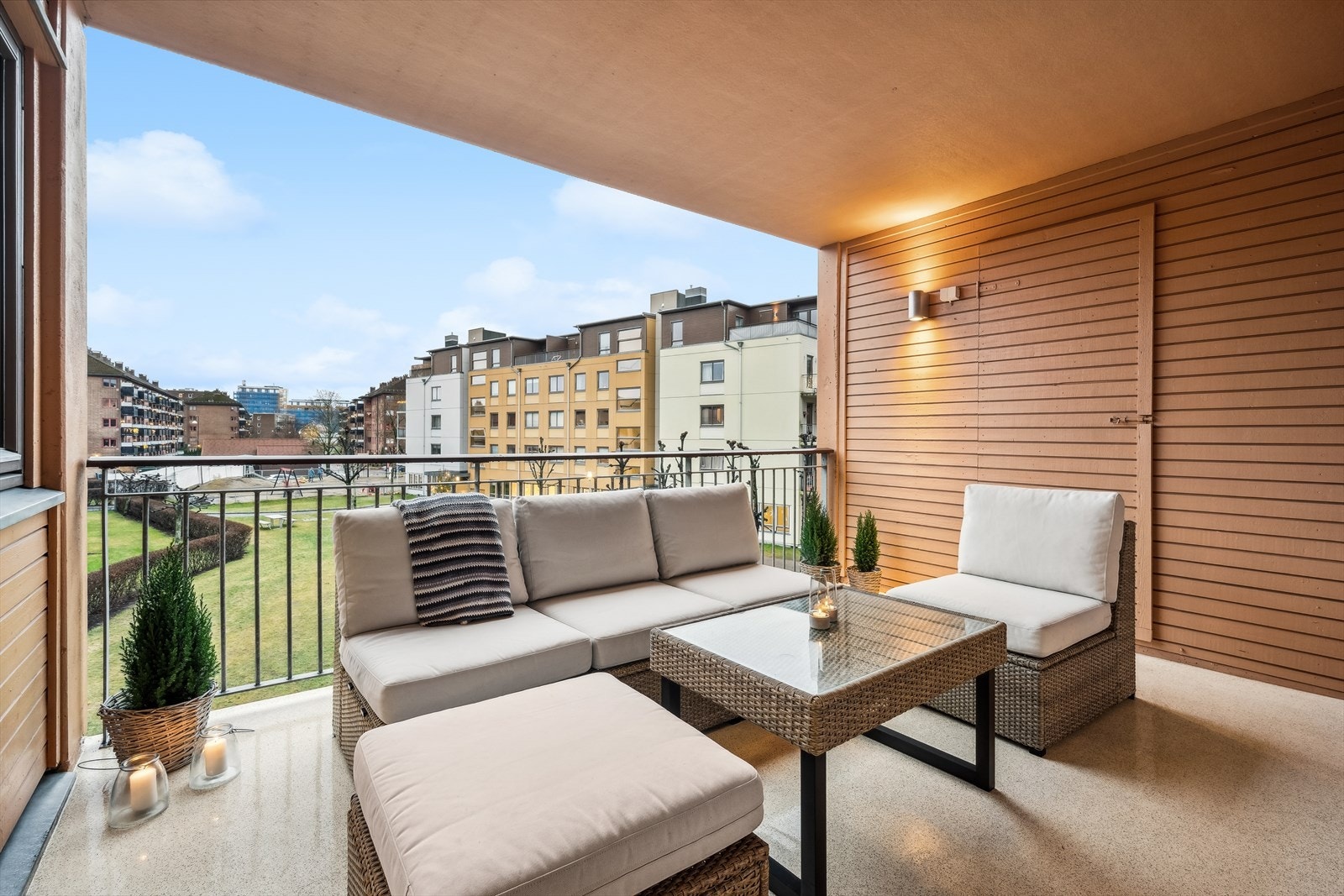 Balkongen er sørvendt og er romslig med 11,8 m2. Fra balkongen er det tilgang til bod Galleribilde