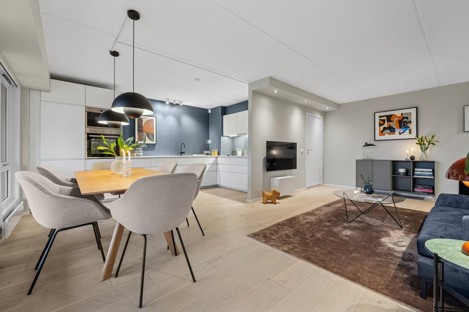 Stuen er i åpen løsning med kjøkkenet som er fra 2016 Galleribilde