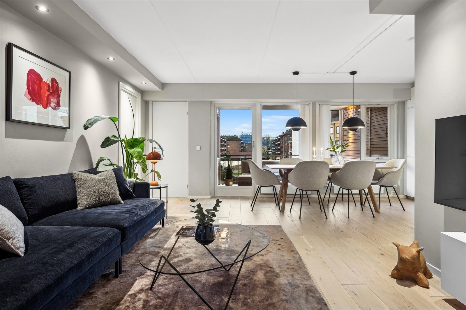 Stuen er lys og luftig med mange og generøse vindusflater Galleribilde