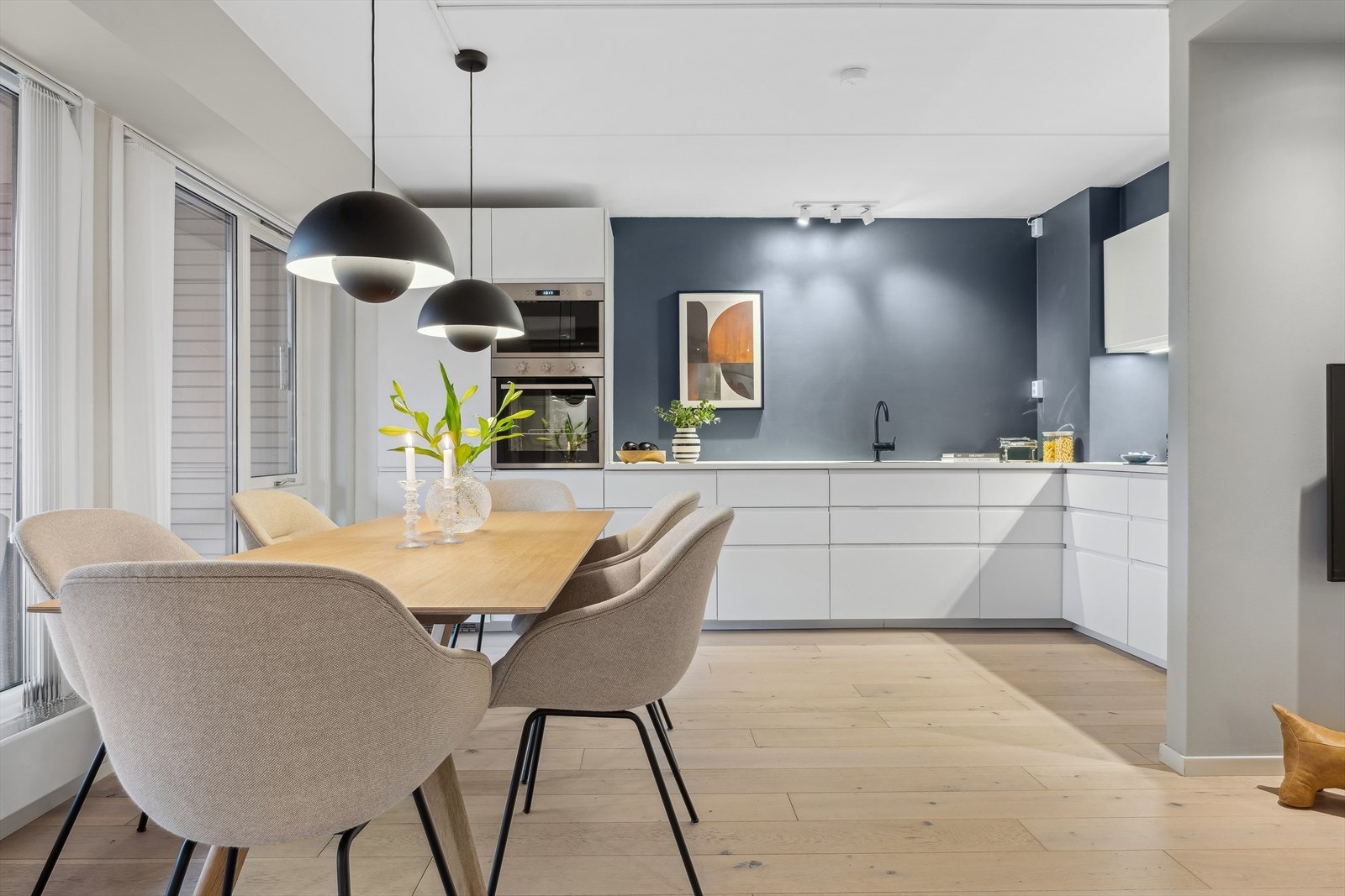 Kjøkken med rikelig skap- og benkplass Galleribilde