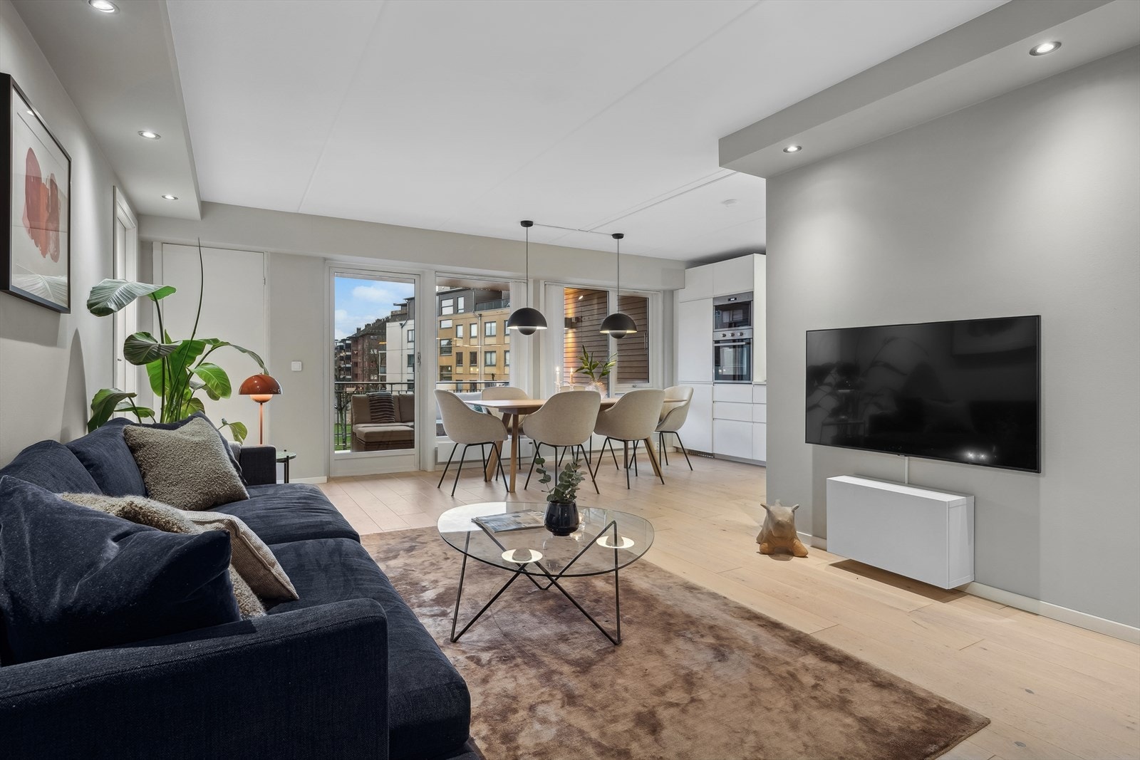 Lys og luftig stue med god plass til både sofa og spisebord Galleribilde