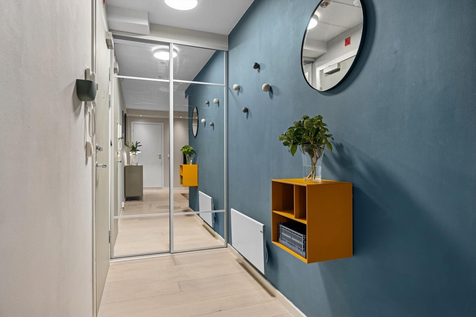 Stedbygget garderobeløsning og oppheng for ytterklær på vegg Galleribilde