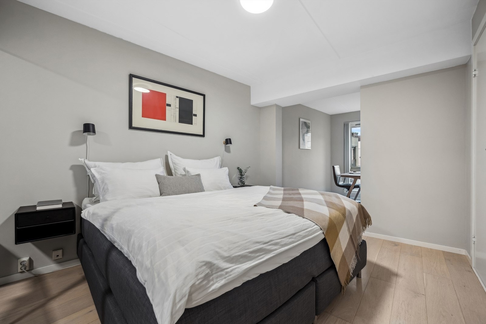 Romslig hovedsoverom med bla. kontorløsning og walk-in closet Galleribilde