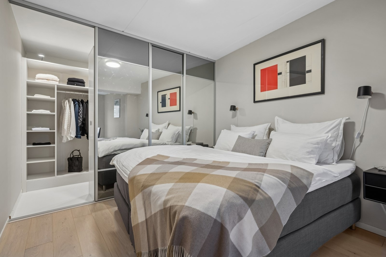 Det er også god plass til stor seng med tilhørende nattbord Galleribilde