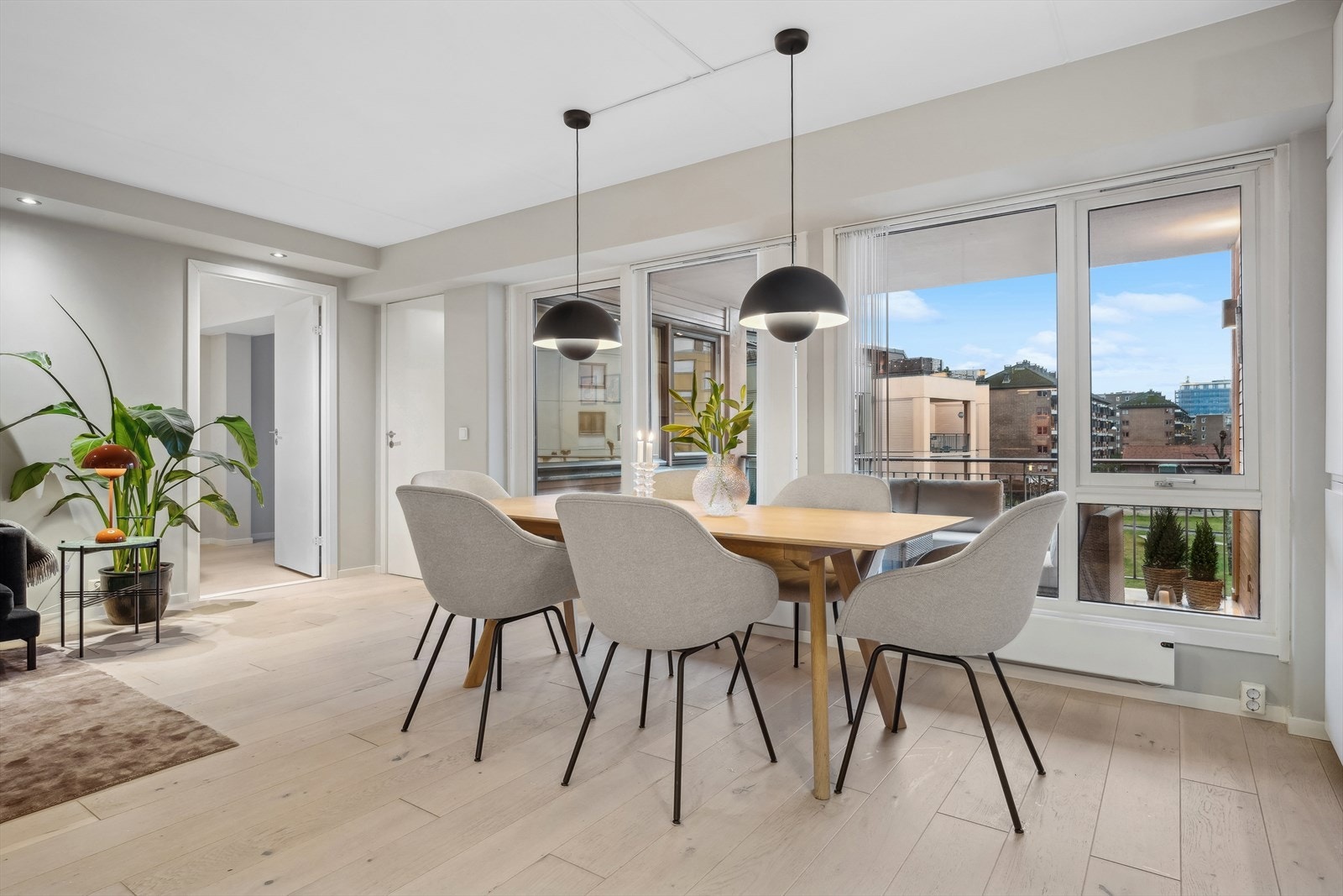 Leiligheten vender i sin helhet mot rolig bakgård med pent utsyn Galleribilde