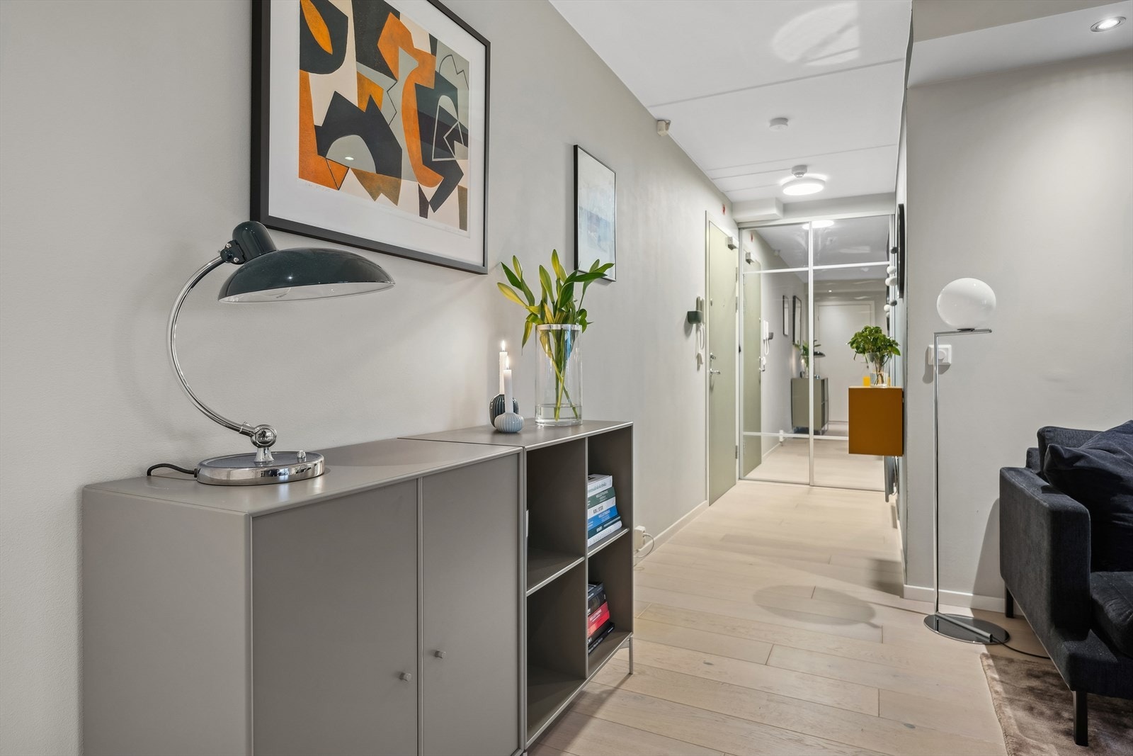 Romslig entré/hall med gode oppbevaringsmuligheter Galleribilde