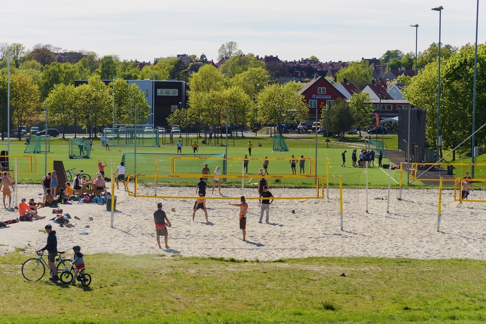 Fantastiske Voldsløkka med både fotballbaner og volleybaner Galleribilde