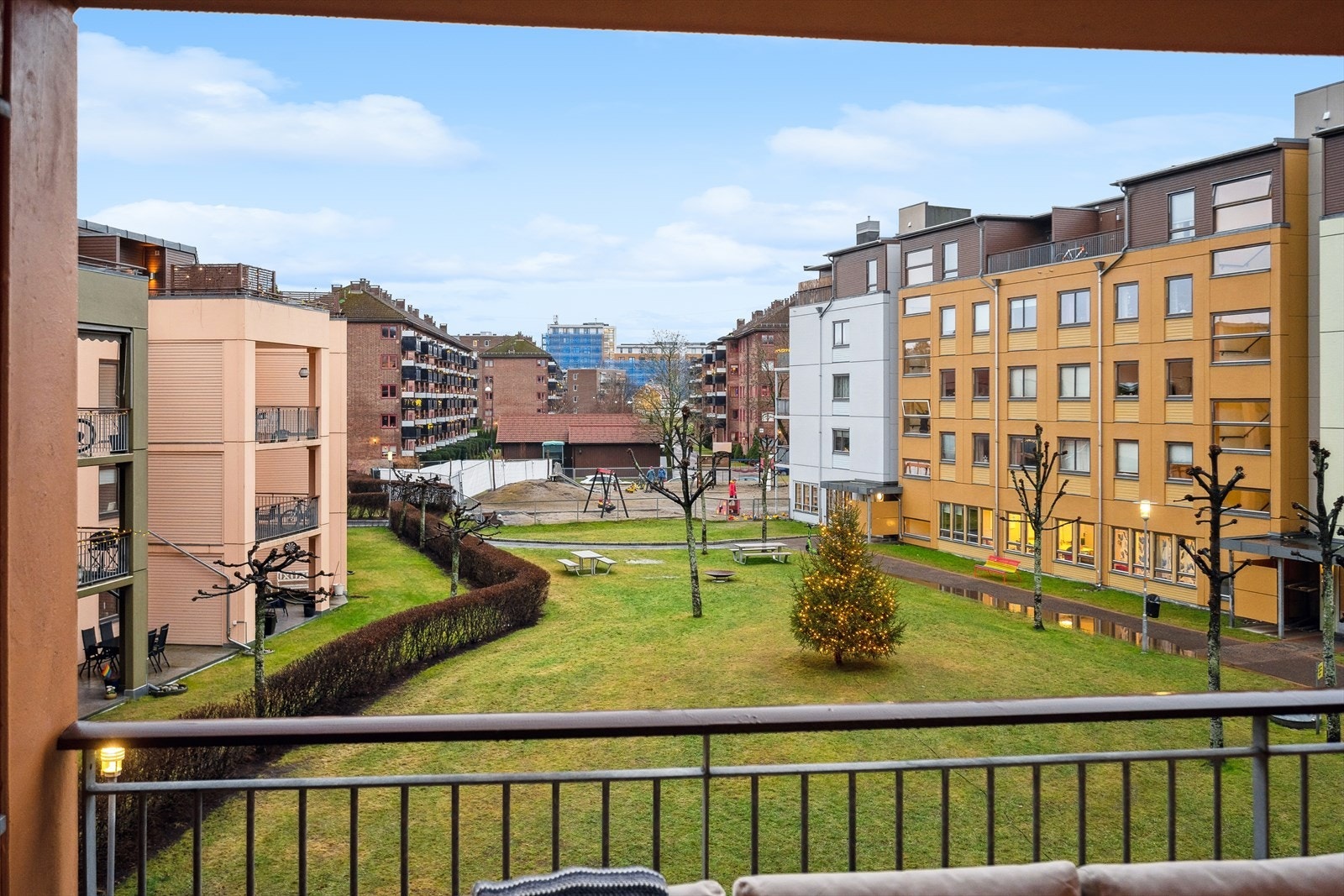 Pent utsyn mot sameiets grønne fellesarealer Galleribilde