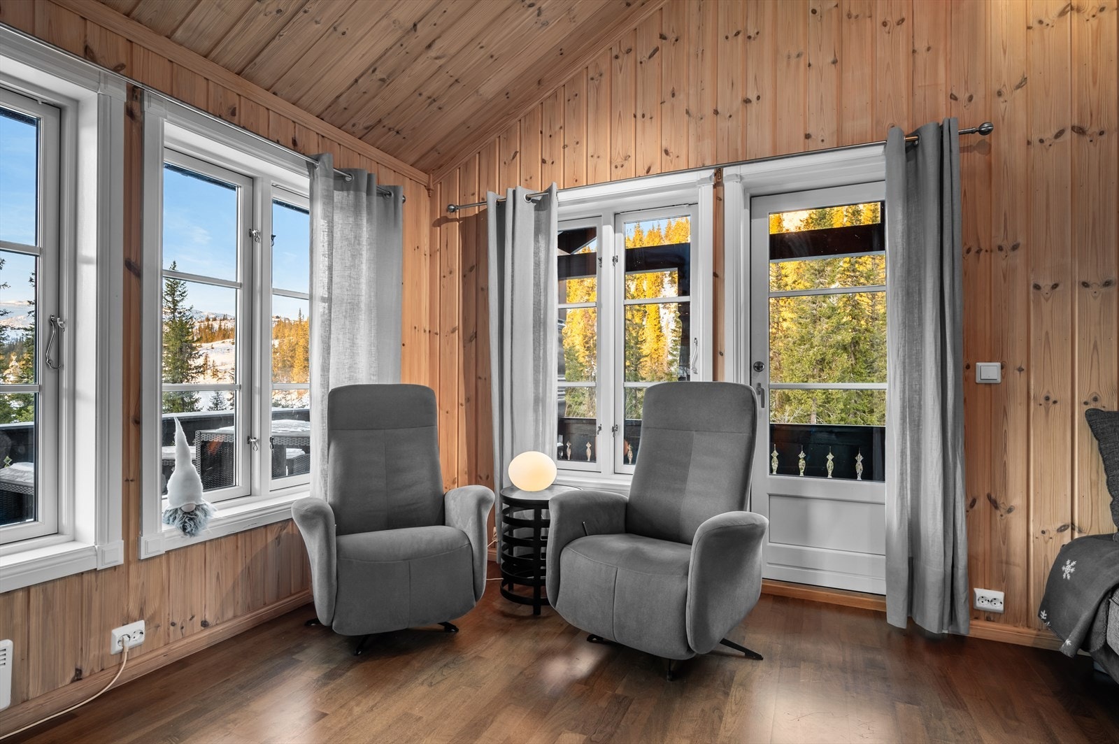 Fra stua er det utgang til en stor og usjenert terrasse Galleribilde