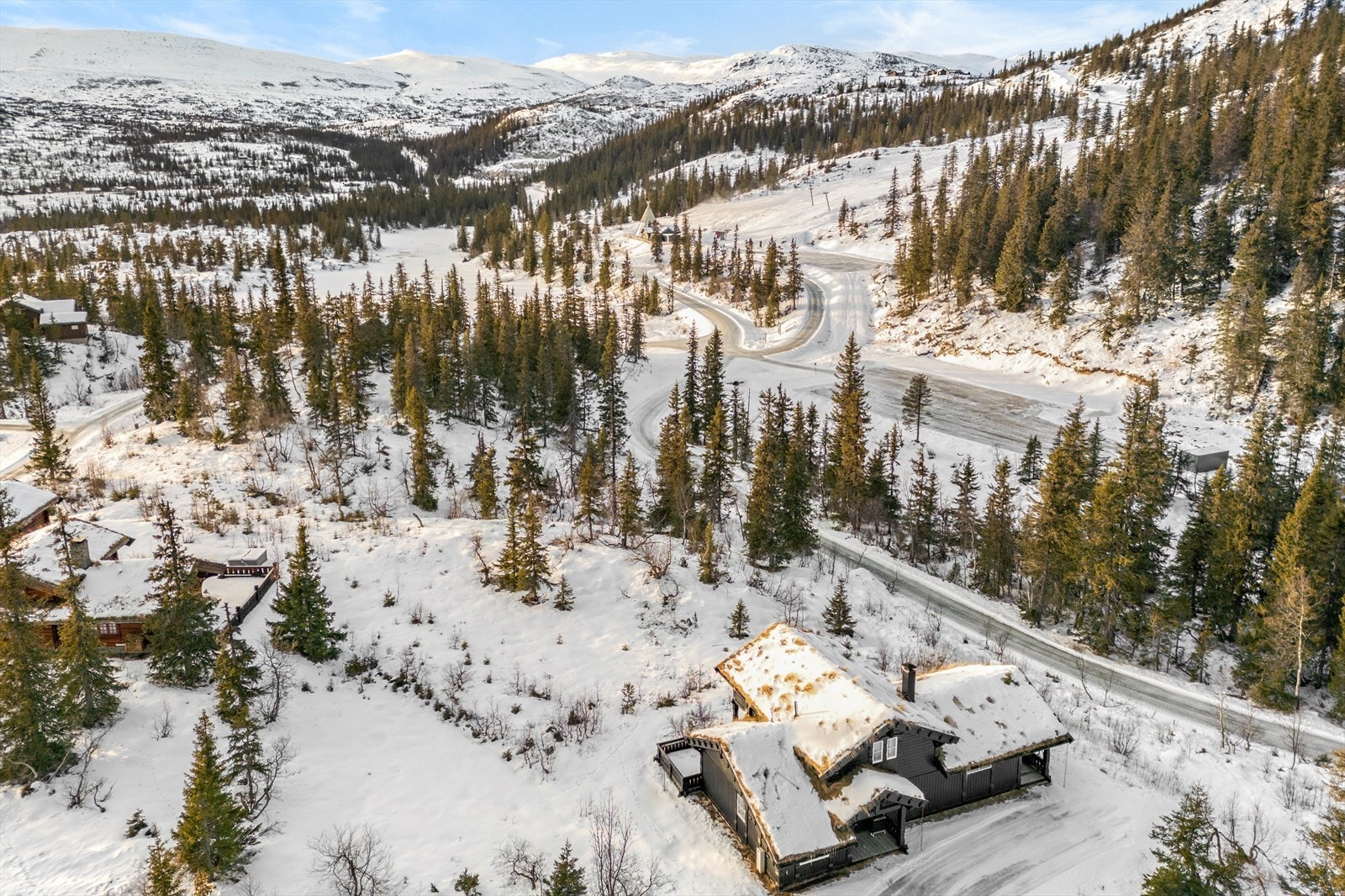 Kort rusletur til alpinanlegget og serveringsstedet Lavvoen. Her finner du også utgangspunktet til flere sykkelløyper og skiløyper. Galleribilde