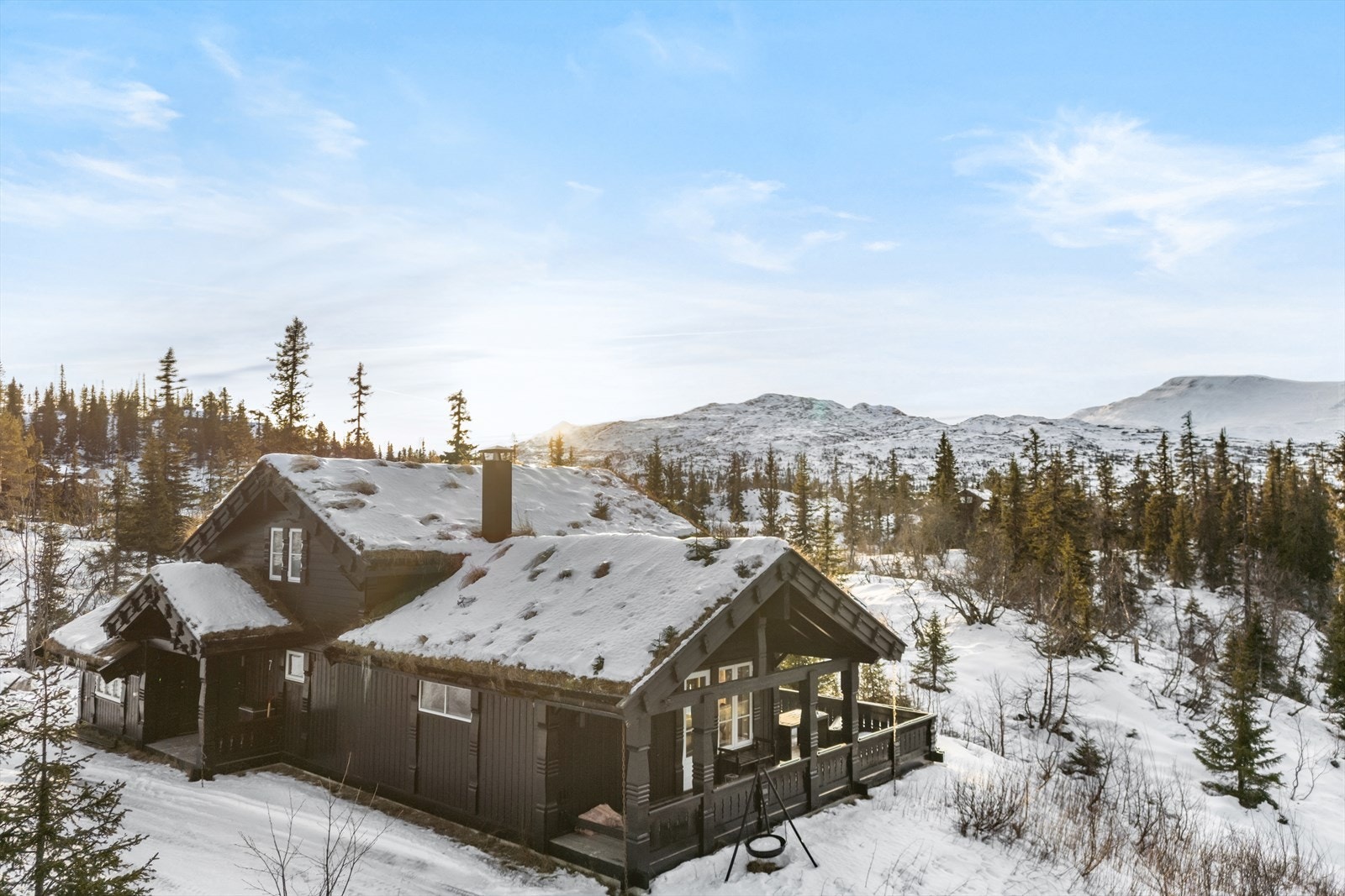 Hytta ligger lunt plassert rett ved alpinanlegget. Galleribilde
