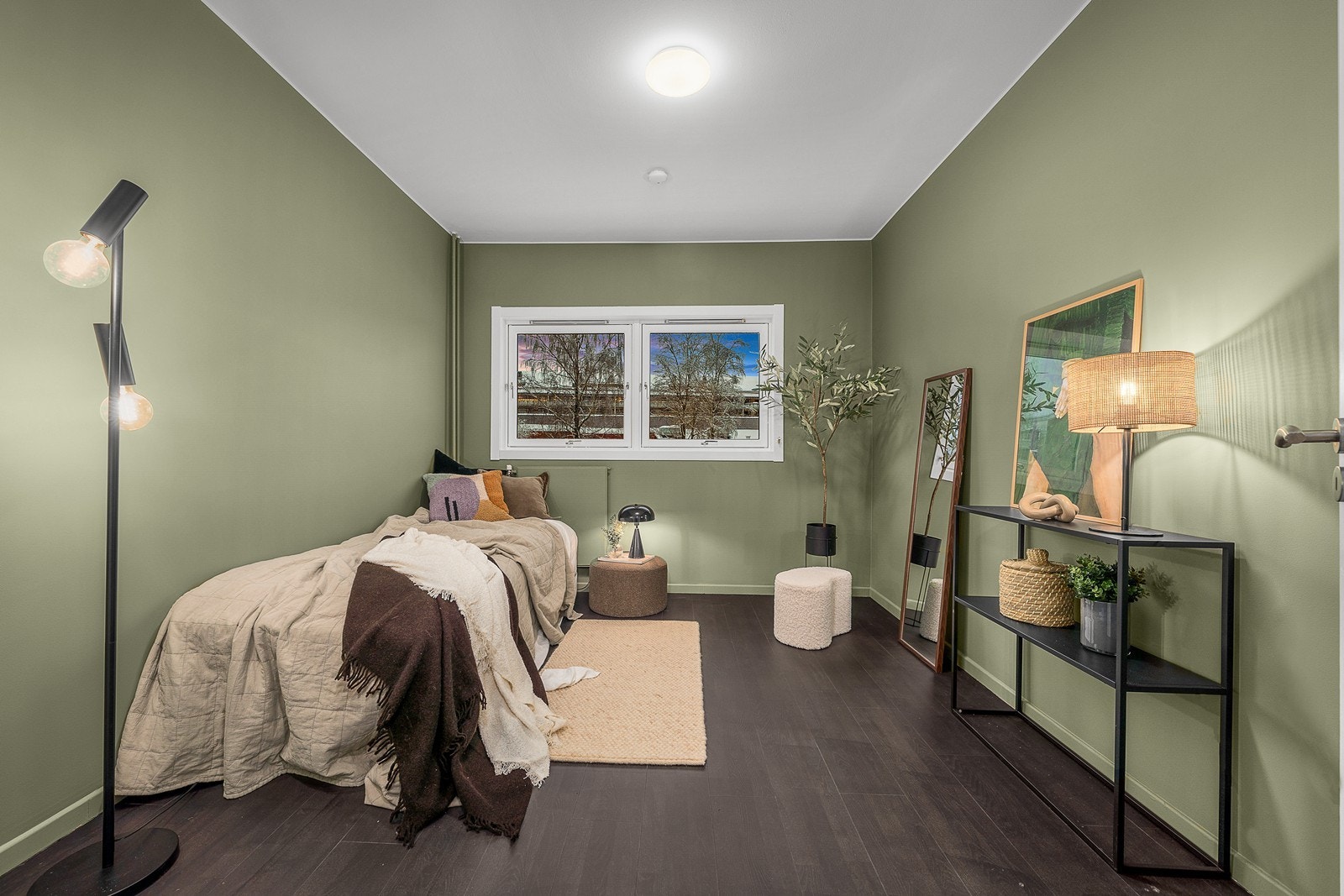 Rommet har plassbygd garderobeskap med skyvedører Galleribilde