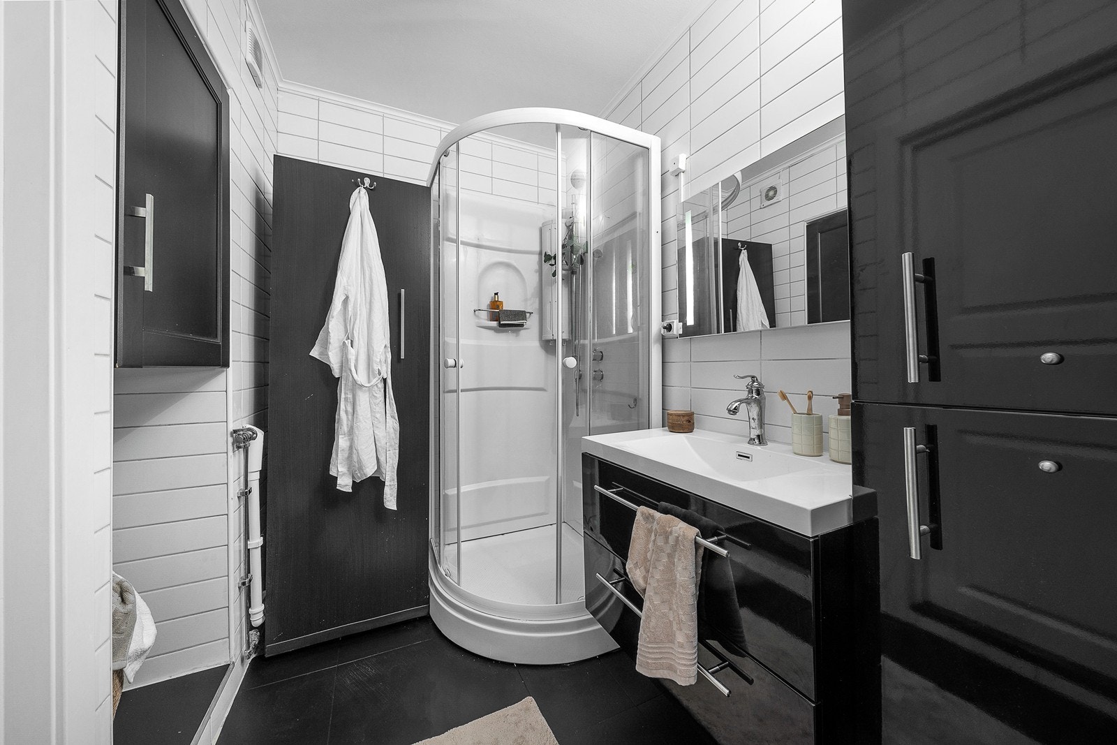 Flislagt bad. Servantskap med glatte, folierte fronter og heldekkende servant Galleribilde