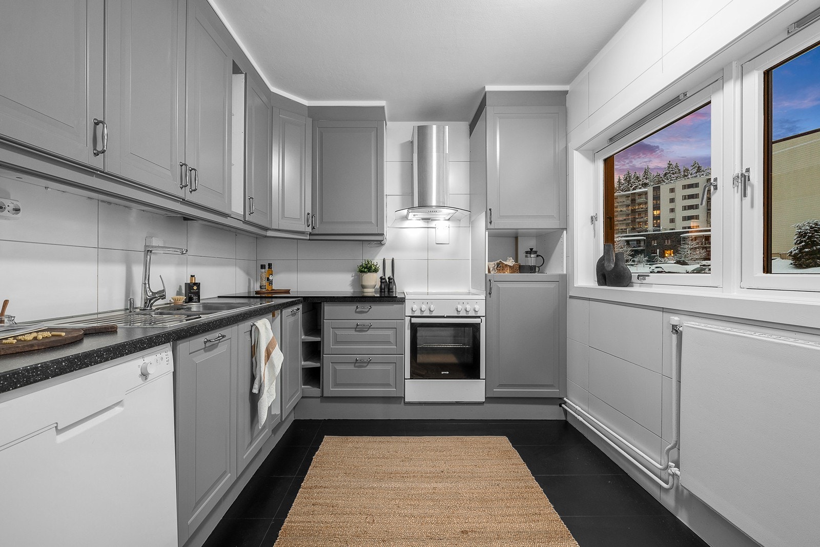 IKEA kjøkkeninnredning. Kjøkkenet holder en normal standard. Innredning med profilerte, fabrikklakkerte fronter Galleribilde