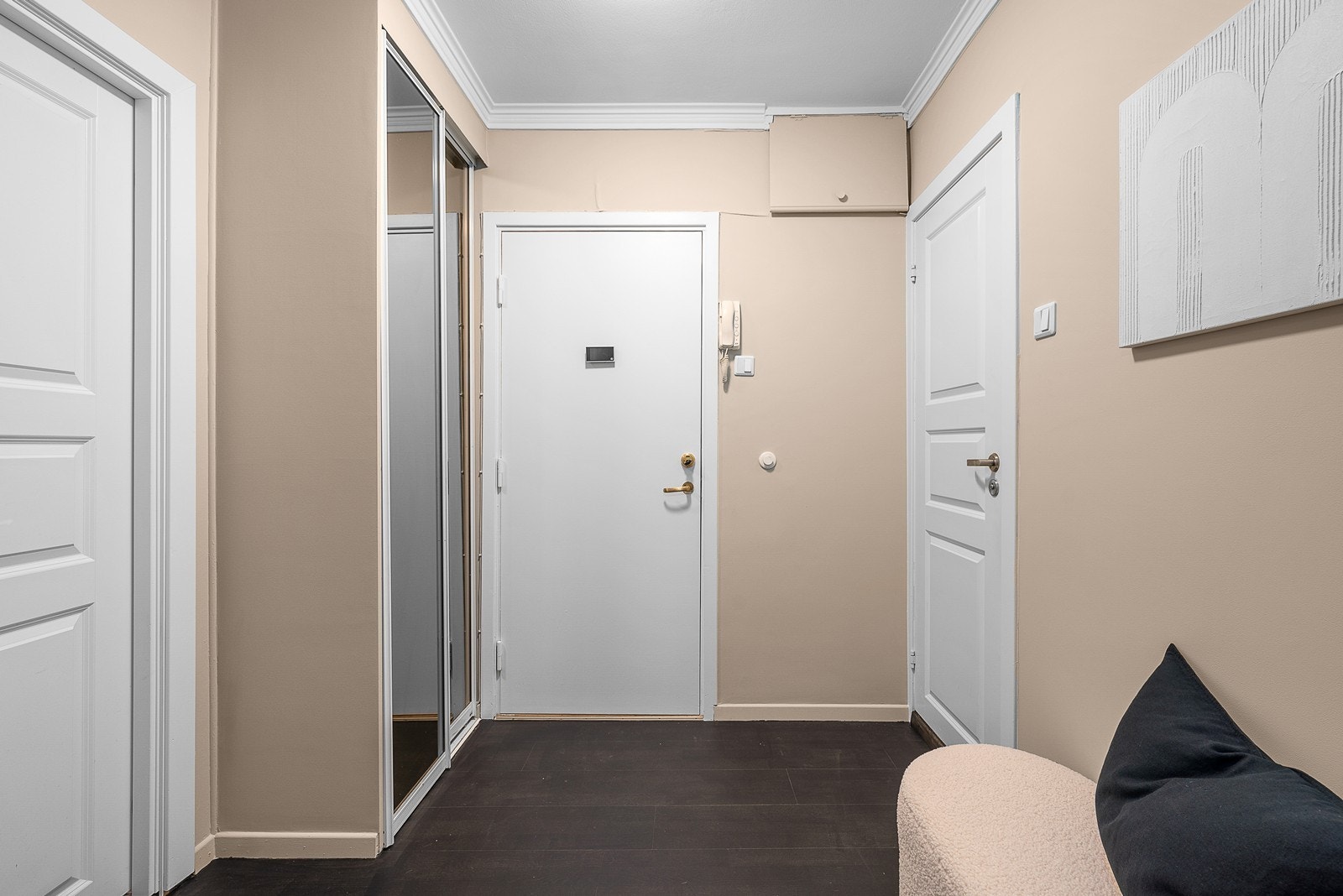 Felleskostnadene inkluderer fyring samt TV- og internettjenester. Det er ingen forkjøpsrett i borettslaget Galleribilde