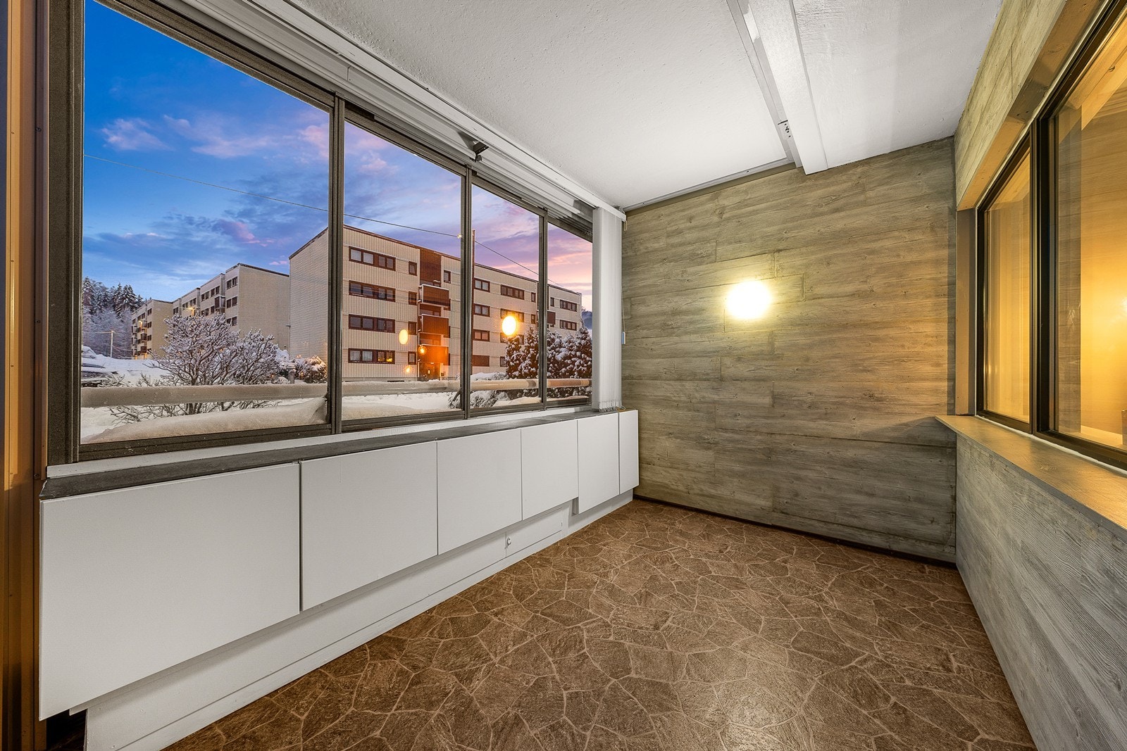 Plass til utemøbler som kan bli stående hele året. Panorama utsikt fra balkonen Galleribilde