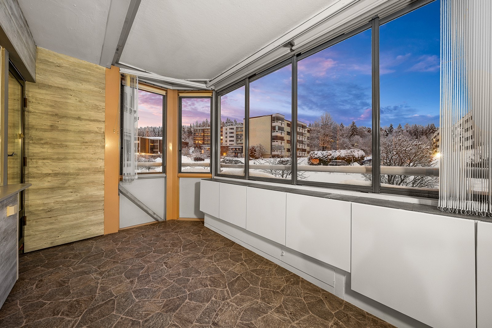 Innglasset balkong på 10,4 kvm. Utstyrt med persienner som kan skjerme ved behov Galleribilde