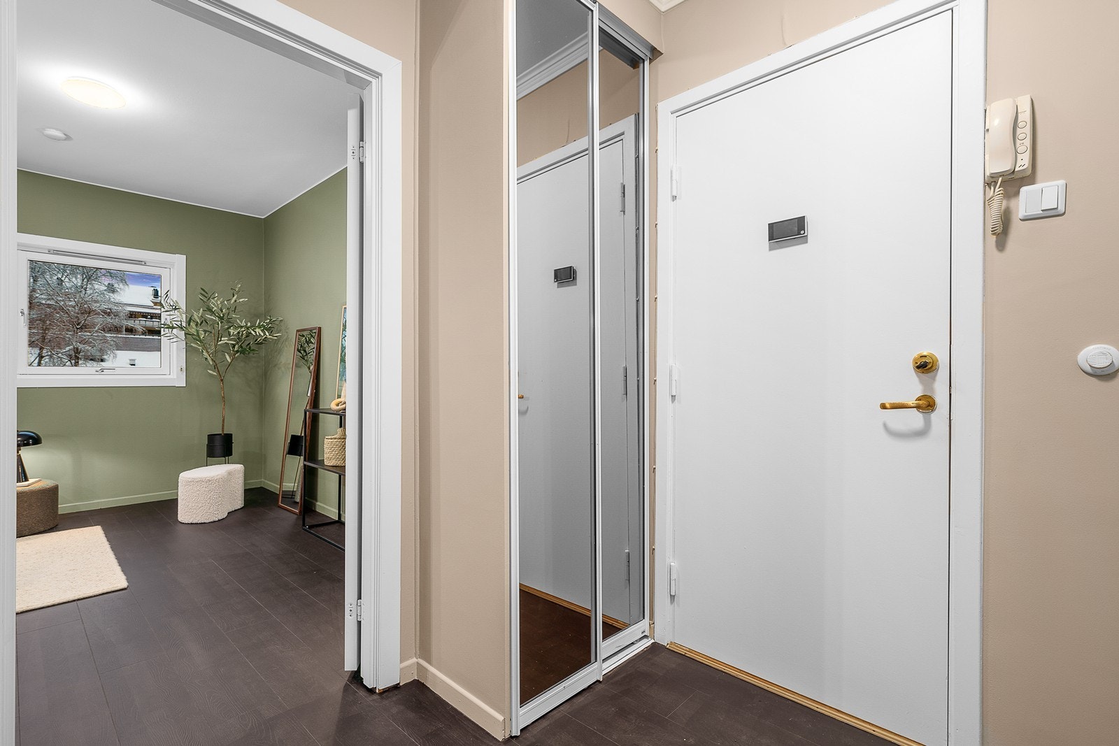 Plassbygd garderobeskap med speil i gangen Galleribilde