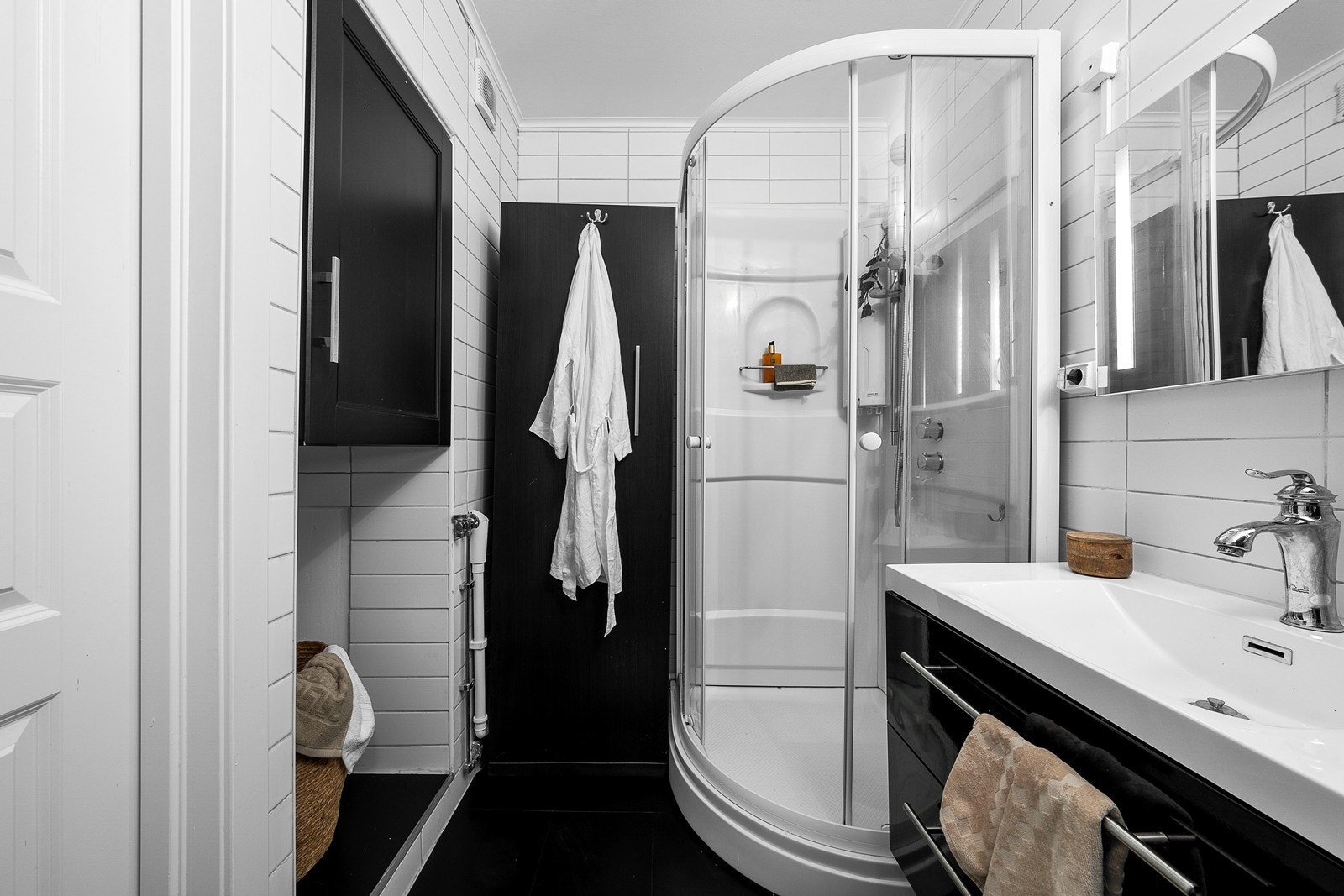 Veggskap er montert. Opplegg for vaskemaskin. Galleribilde