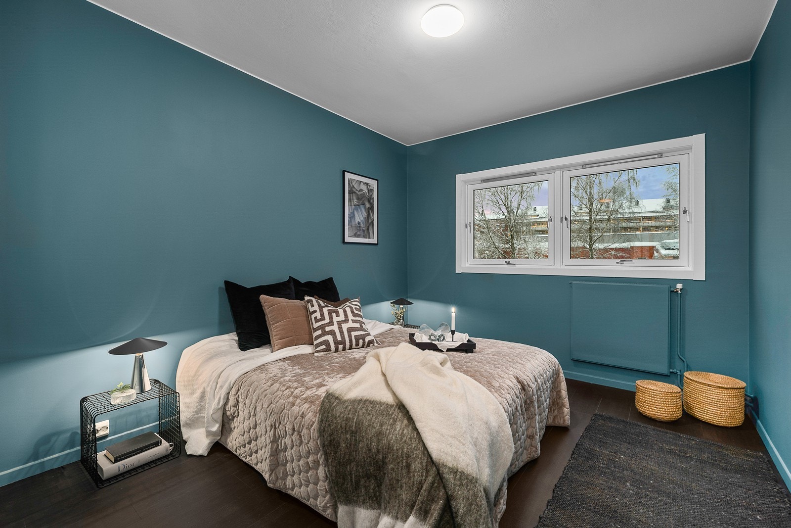 Hovedsoverommet er av god størrelse og har plassbygd garderobeskap Galleribilde