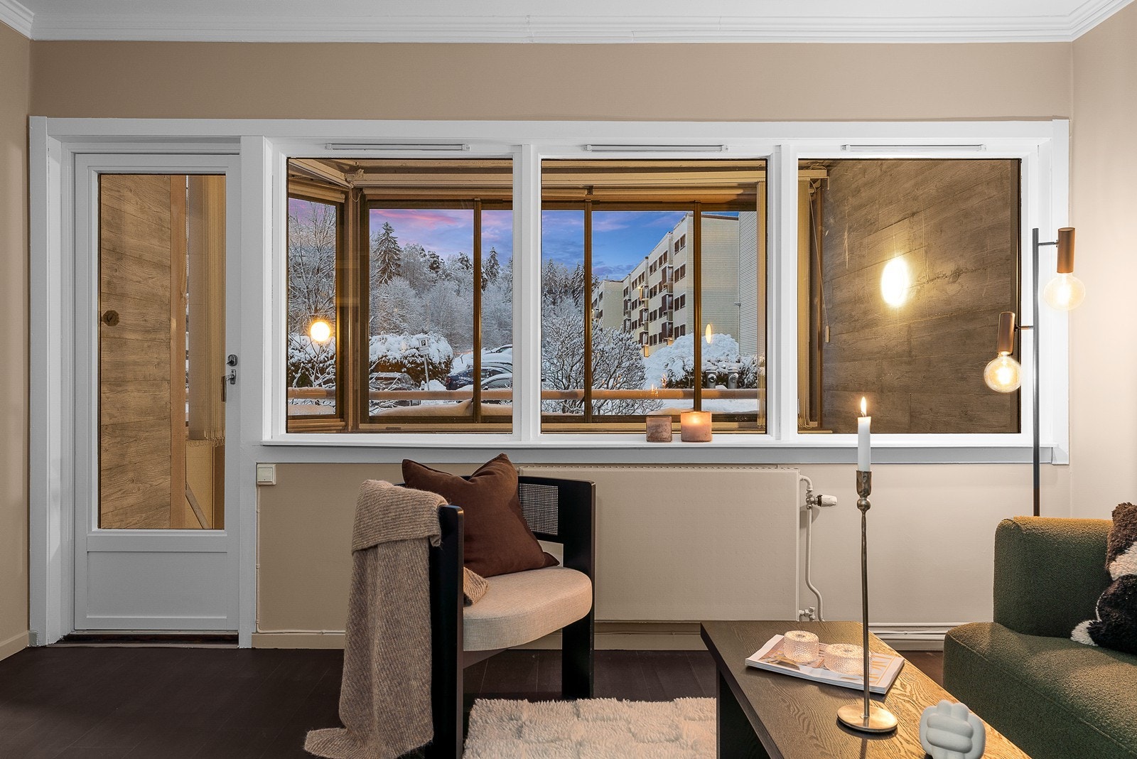 Leiligheten ble malt sent i 2024. Store vindusflater mot balkongen sørger mye naturlig lys. Galleribilde