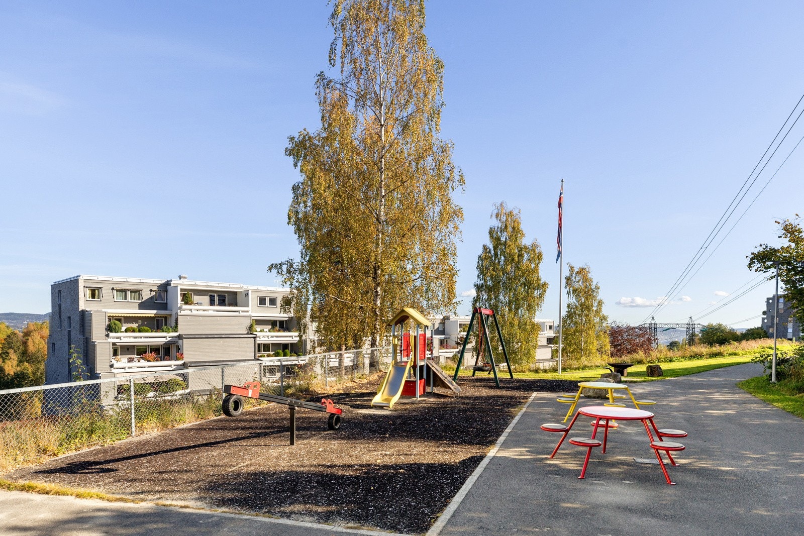 36 mål med tomt til sameiet, med flere lekeplasser Galleribilde