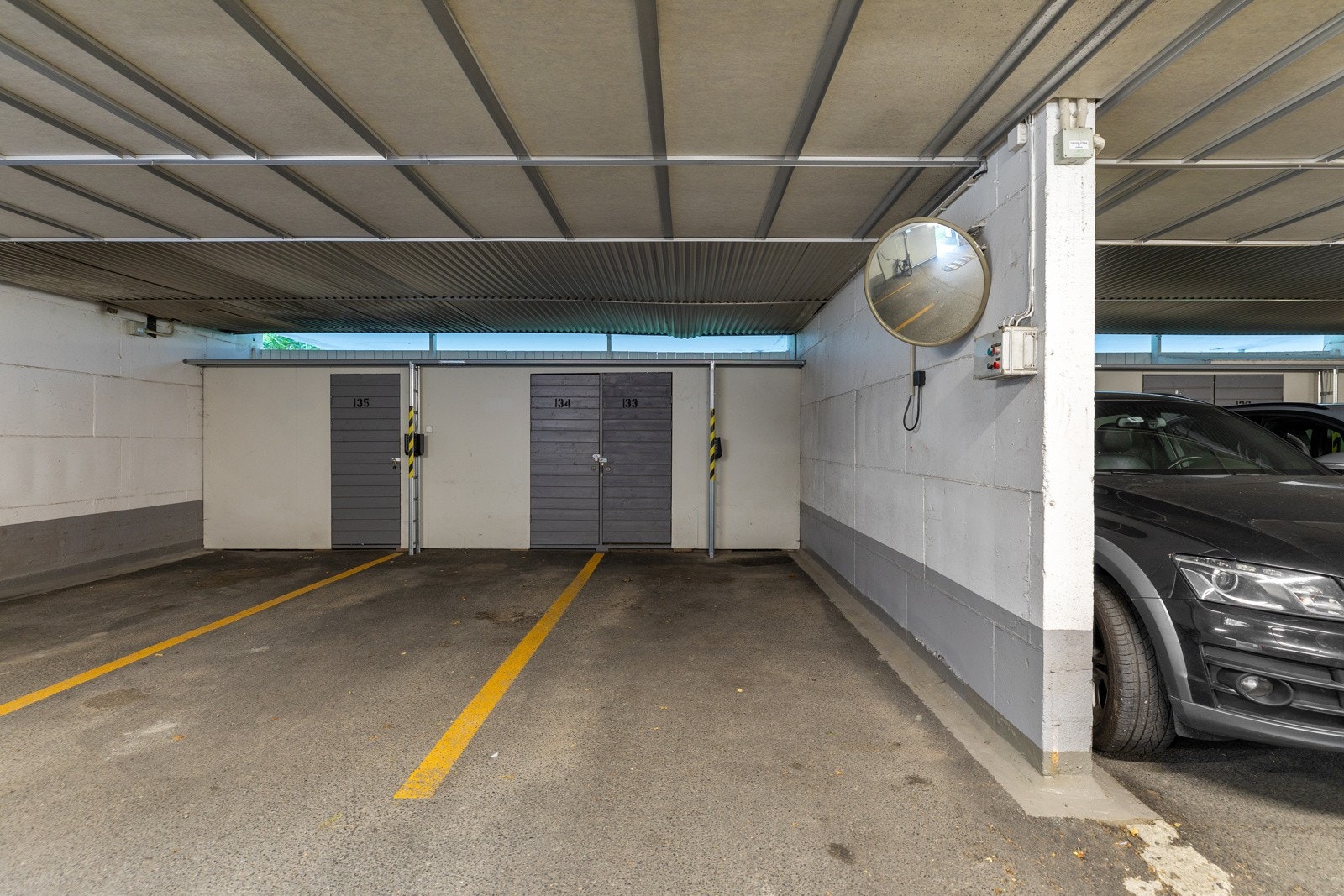Garasjeplass under bygget, med direkte adkomst (tørrskodd) og herv. plass er ca. 5m unna inngang til garasjen Galleribilde