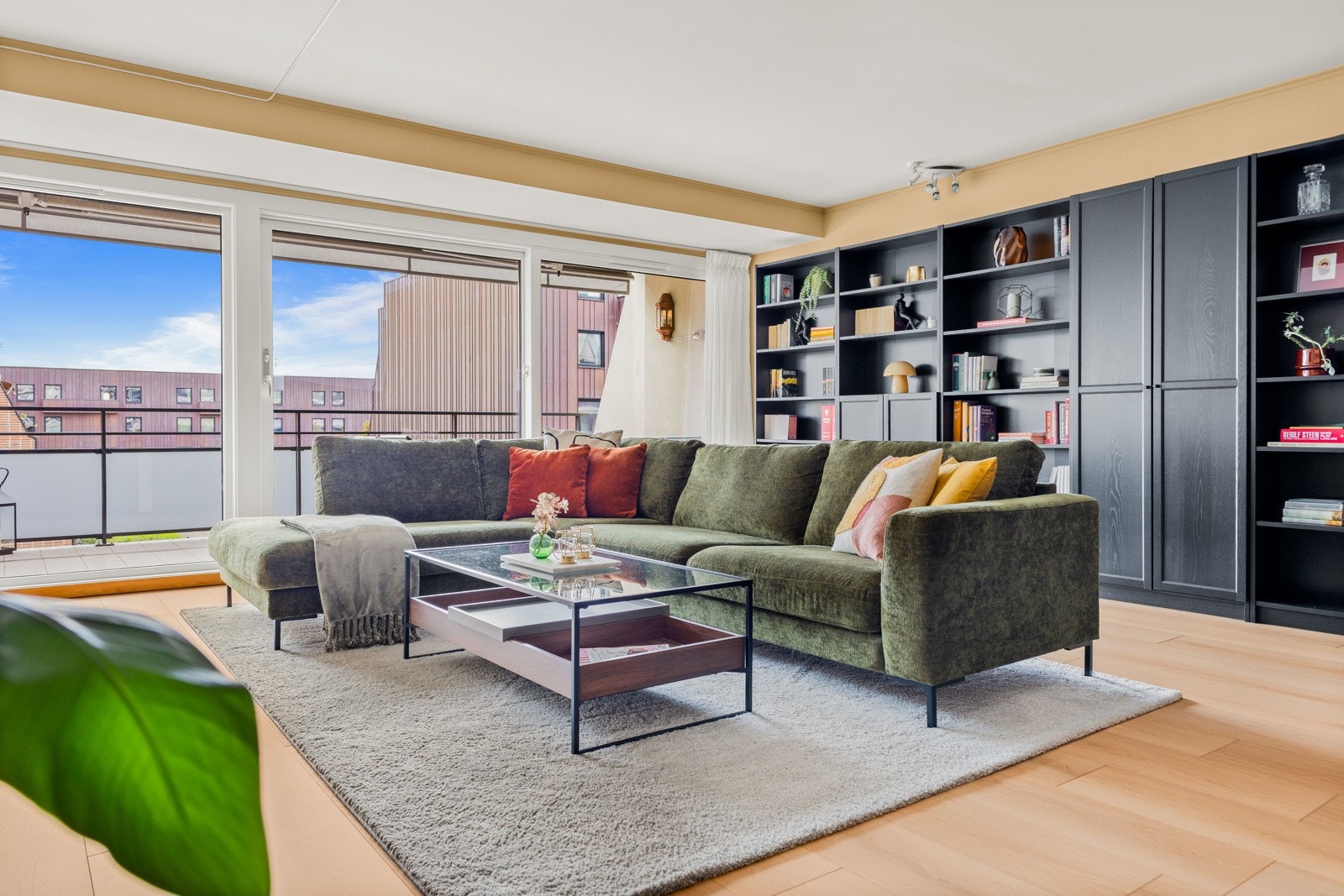 Lys og luftig stue hvor du får inn godt med naturlig lys fra store vindusflater. Galleribilde