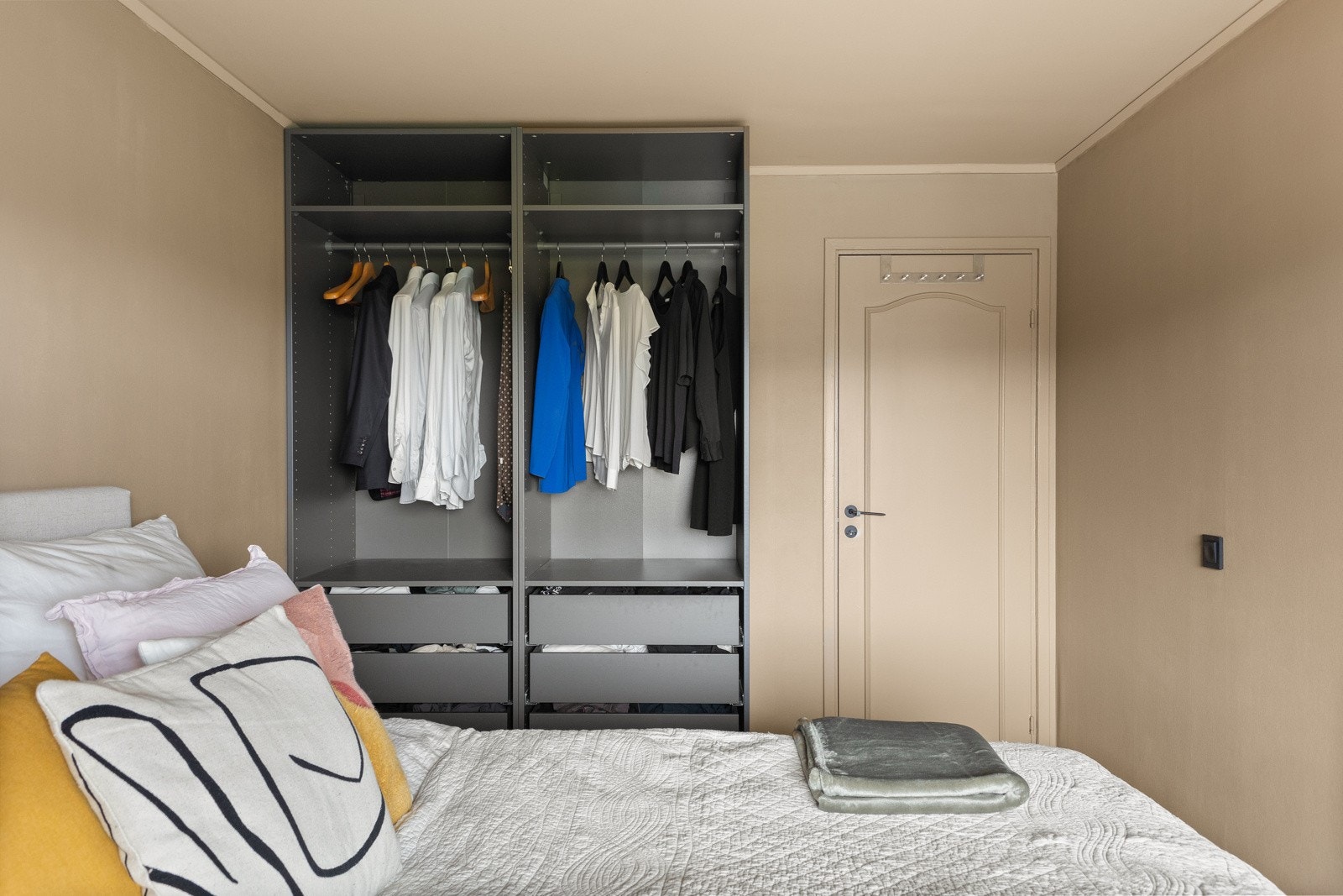 Soverom 1. Alle rommene har godt med klesoppbevaringsplass. Galleribilde