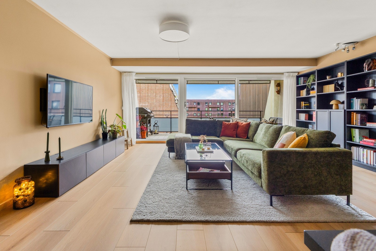 Nytt gulv ble lagt i entré og stue/kjøkken i 2024. Galleribilde