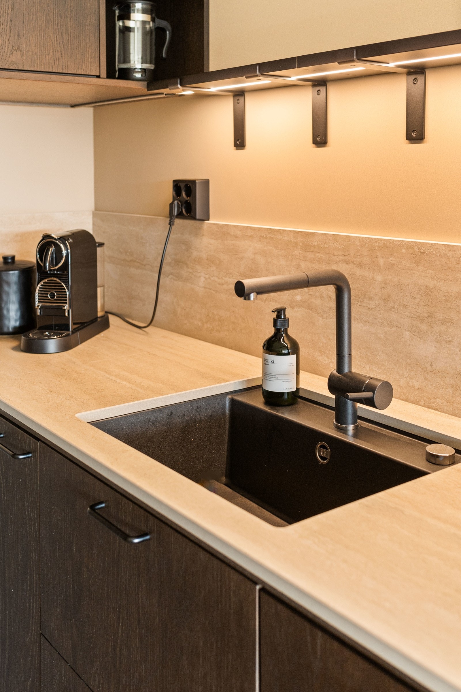 Delikat benkeplate med underlimt oppvaskkum. Galleribilde