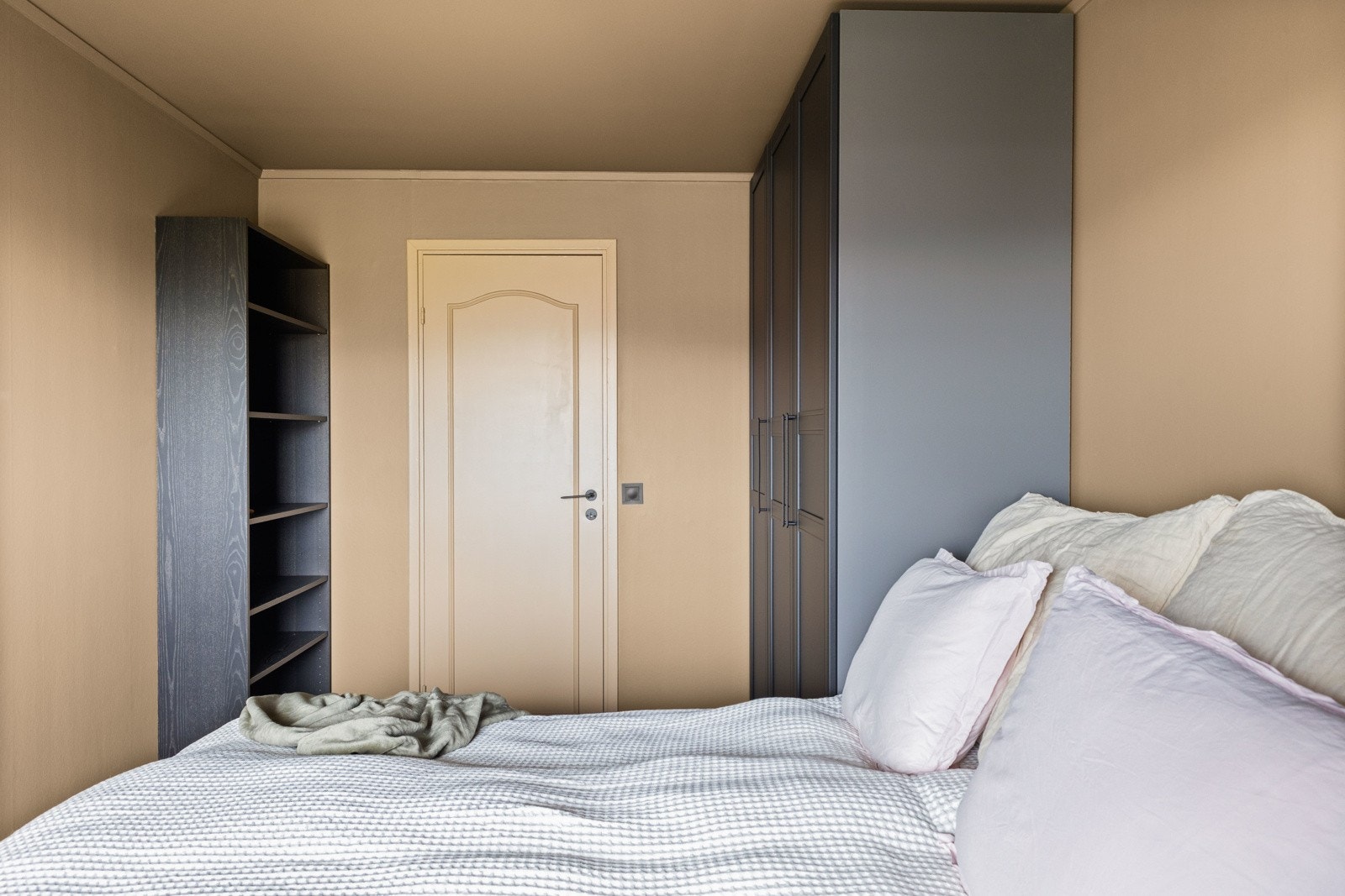 Soverom 2. Alle rommene har plass til dobbeltseng. Galleribilde