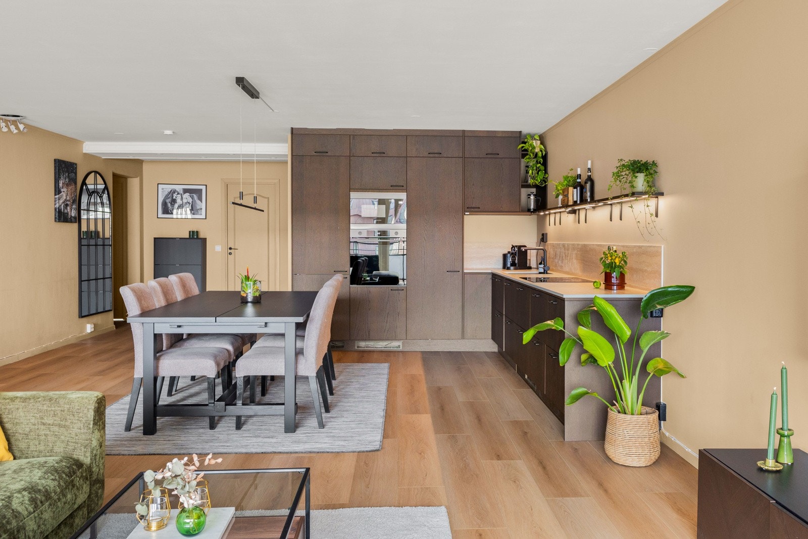 Den åpne stue/kjøkkenløsningen gjør boligen moderne og sosial. Galleribilde