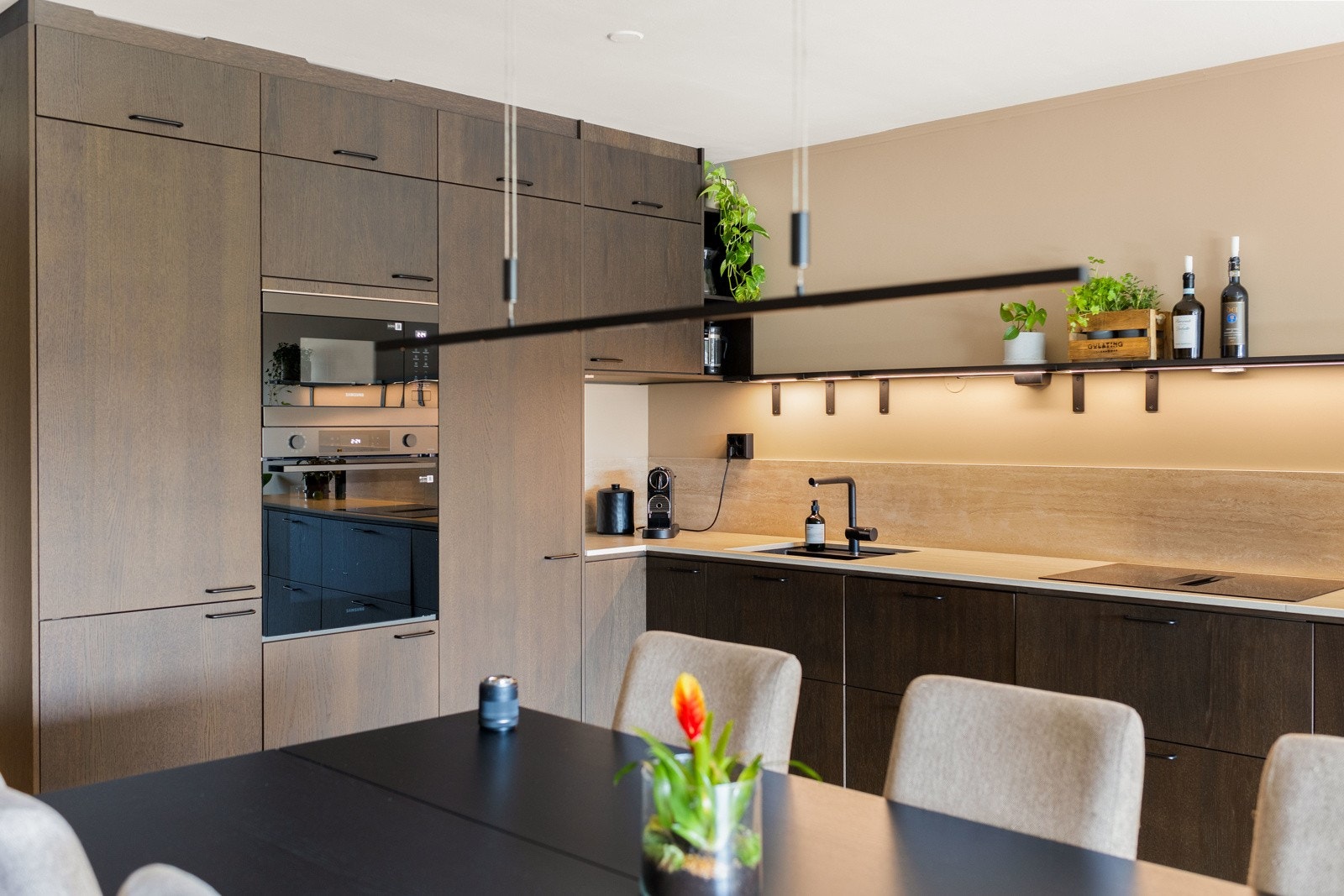 Her får du rikelig med skap- og benkeplass. Kjøkkenet har et sømløst uttrykk med integrerte hvitevarer. Galleribilde