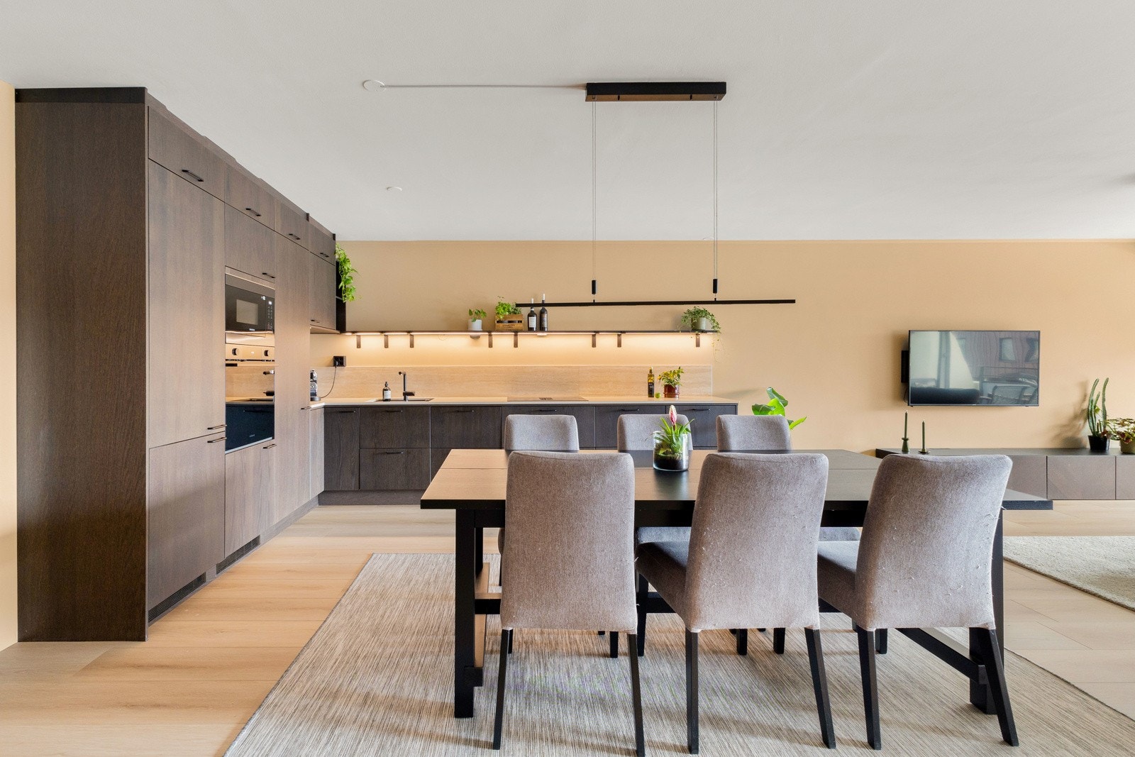 Du får god plass til stort spisebord med stoler. Galleribilde