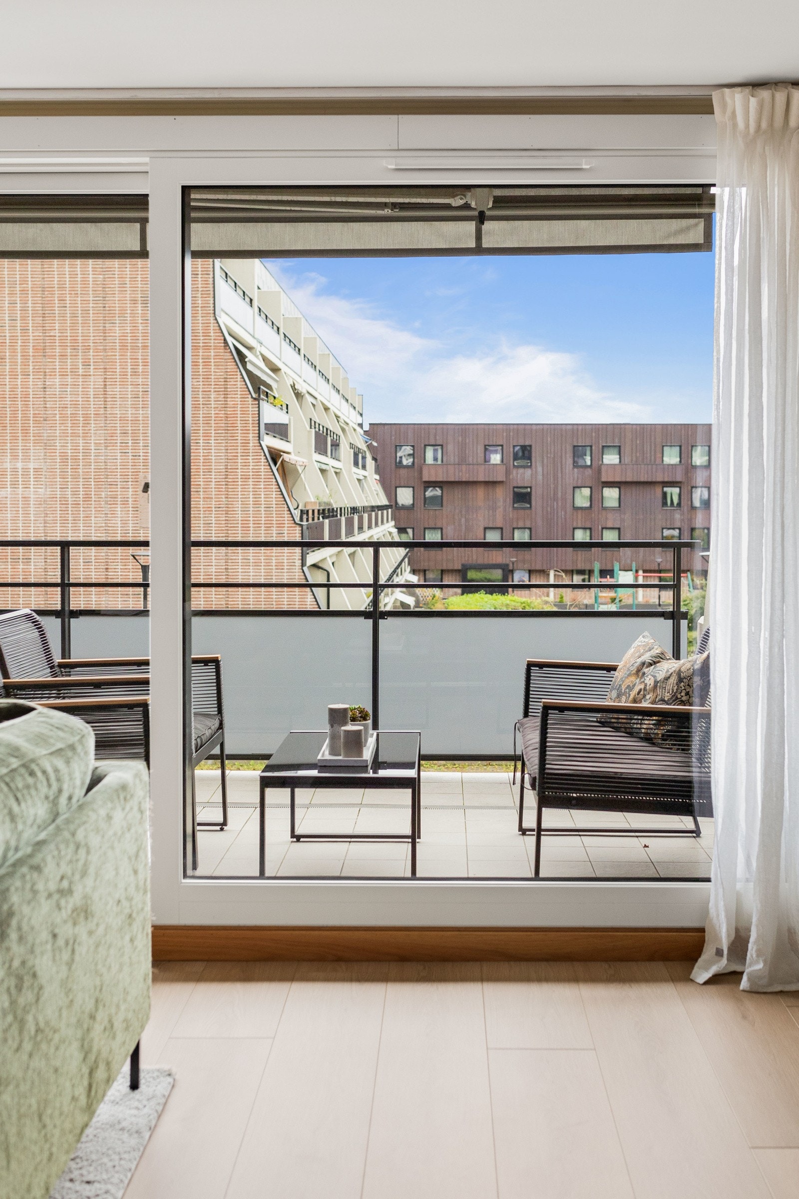 Legg merke til de store vinduene som strekker seg fra gulv til tak! Galleribilde