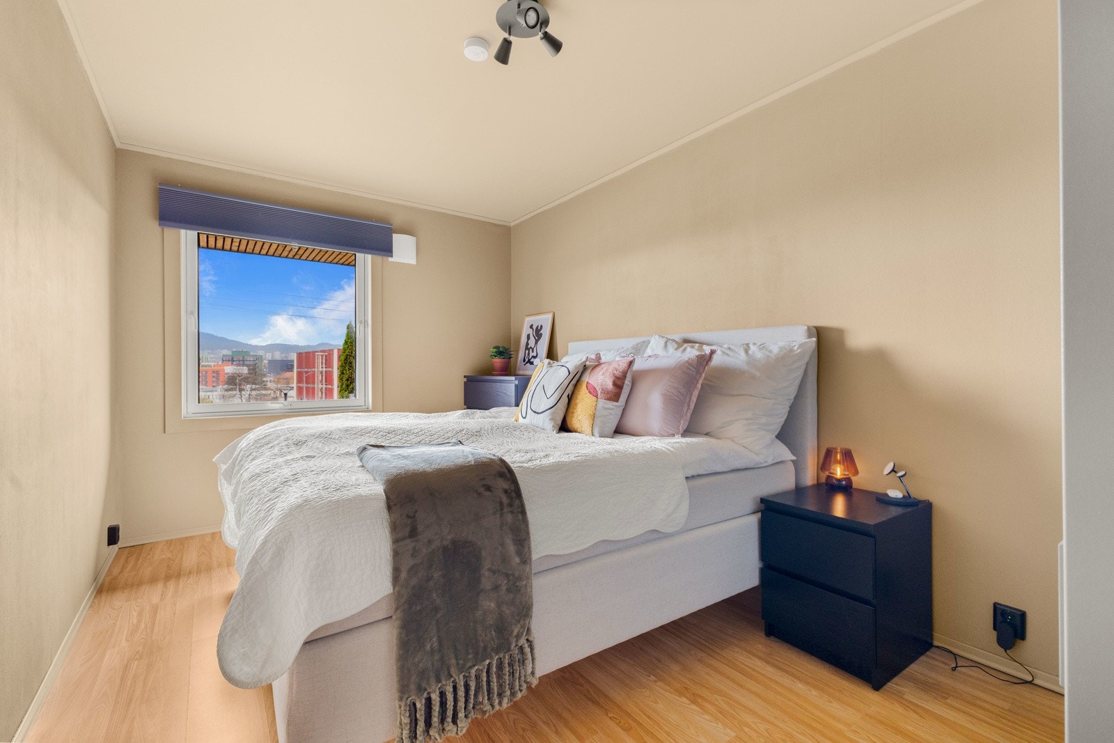 Soverom 1. Boligen har tre store, gode soverom. Galleribilde