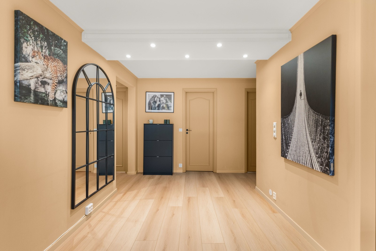 Leiligheten har en praktisk gang som binder rommene sammen på en fin måte. Galleribilde