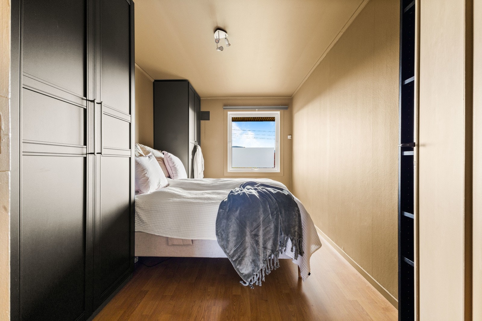 Soverom 2. Rommene er malt i behagelige farger. Galleribilde