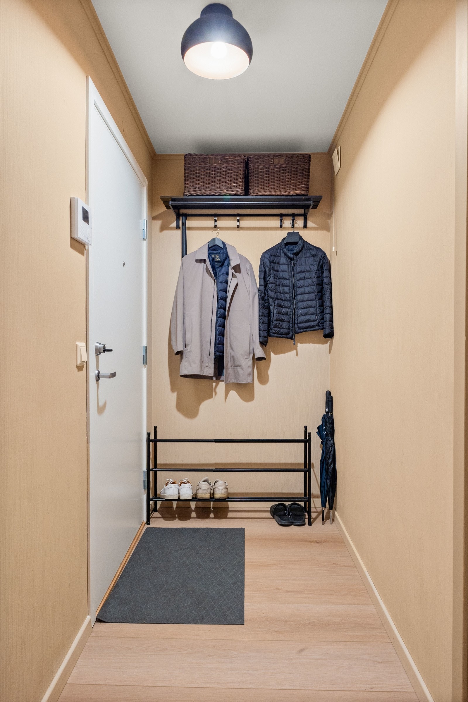 Lys og innbydende entré med plass for å henge fra seg yttertøy. Galleribilde