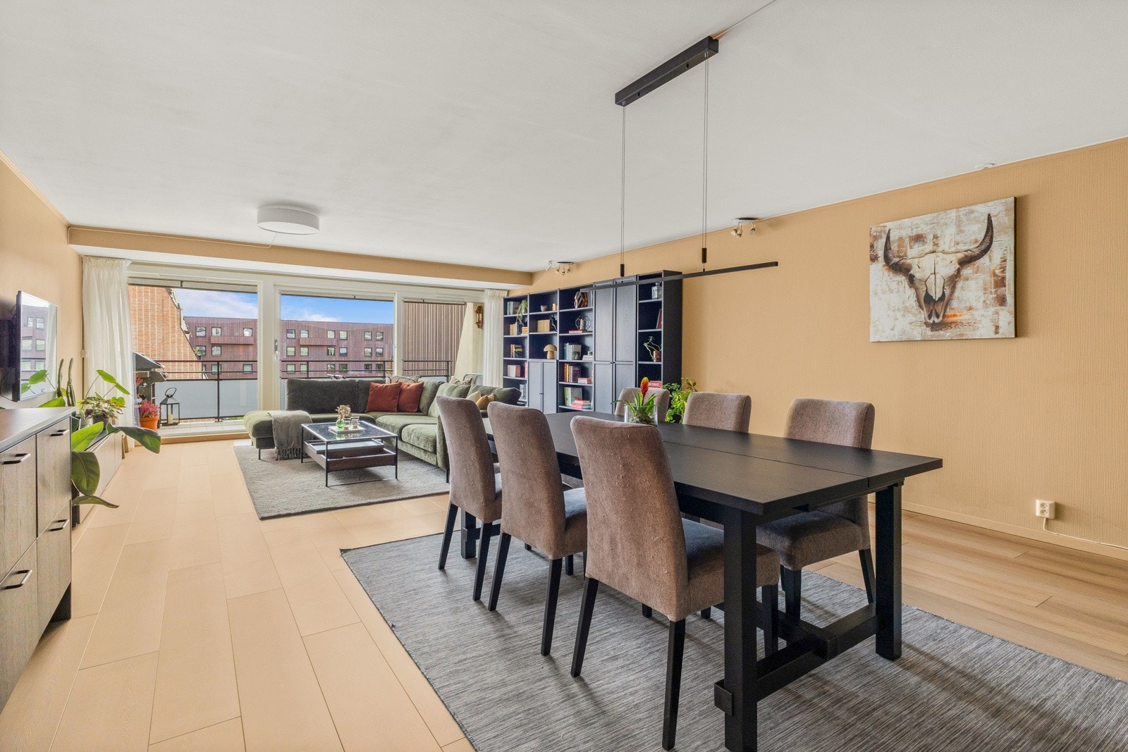 Leiligheten har en gjennomgående planløsning som gir godt med naturlig lys i hele boligen. Galleribilde