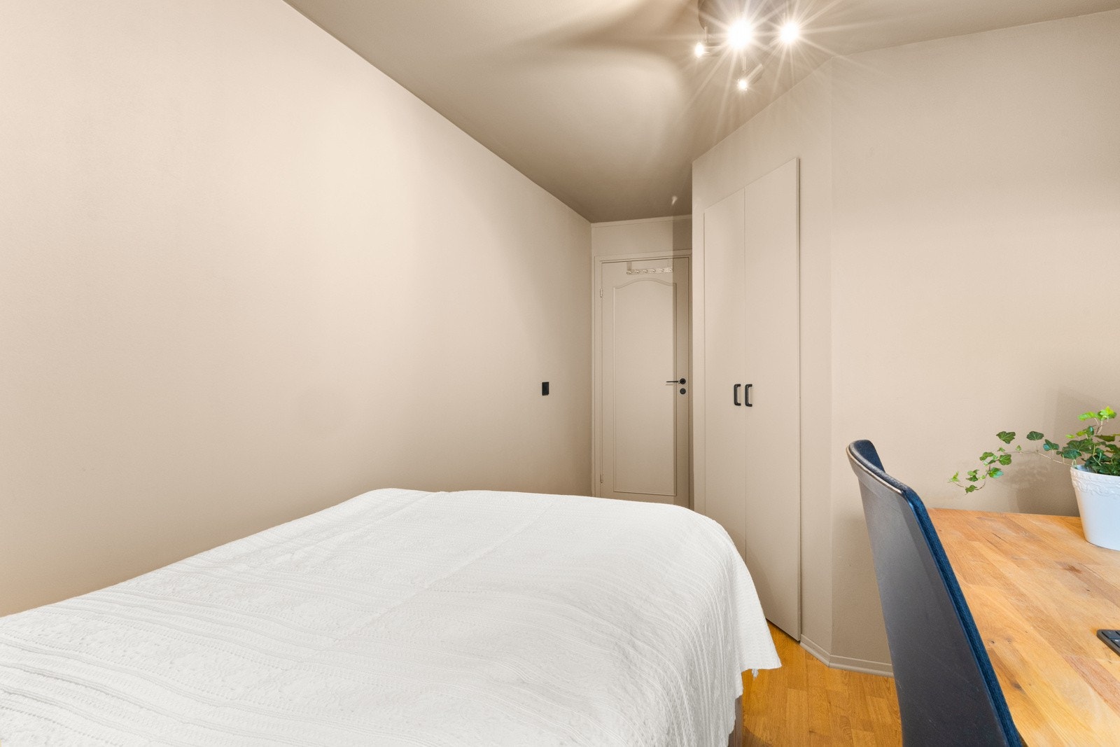 Soverom 3. Dette soverommet har inngang til et praktisk omkledningsrom. Galleribilde