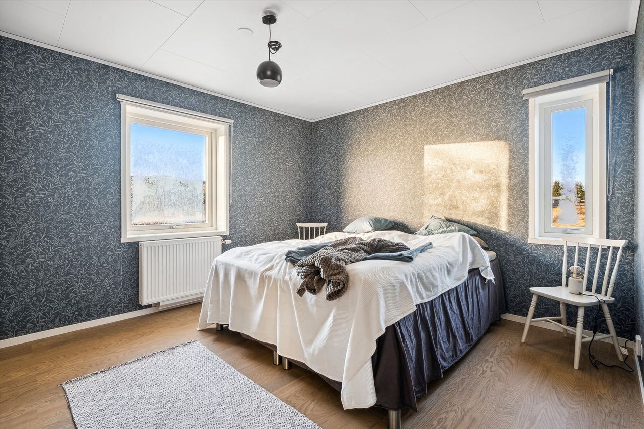 Boligen har to godkjente soverom. Hovedsoverommet har mørk mønstrete tapet på veggene og laminat på gulvet. Galleribilde