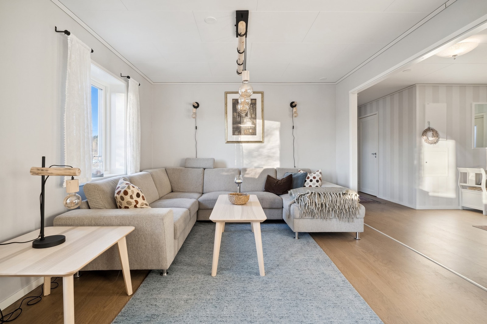 Fra stuen er det dels åpen løsning ut til gangen. Galleribilde