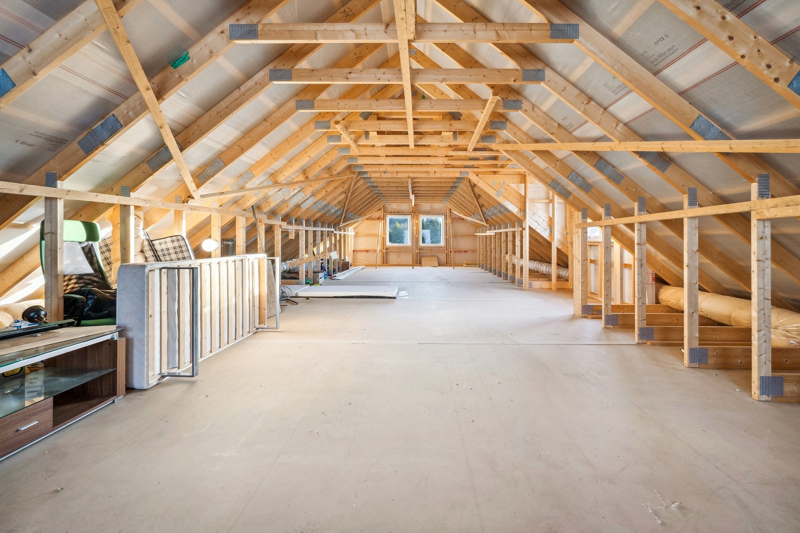 Hemsen er uinnredet med åpent bindingsverk. Her er det flere vinduer som slipper dagslyset inn, og gode muligheter for å ferdigstille etasjen. Galleribilde