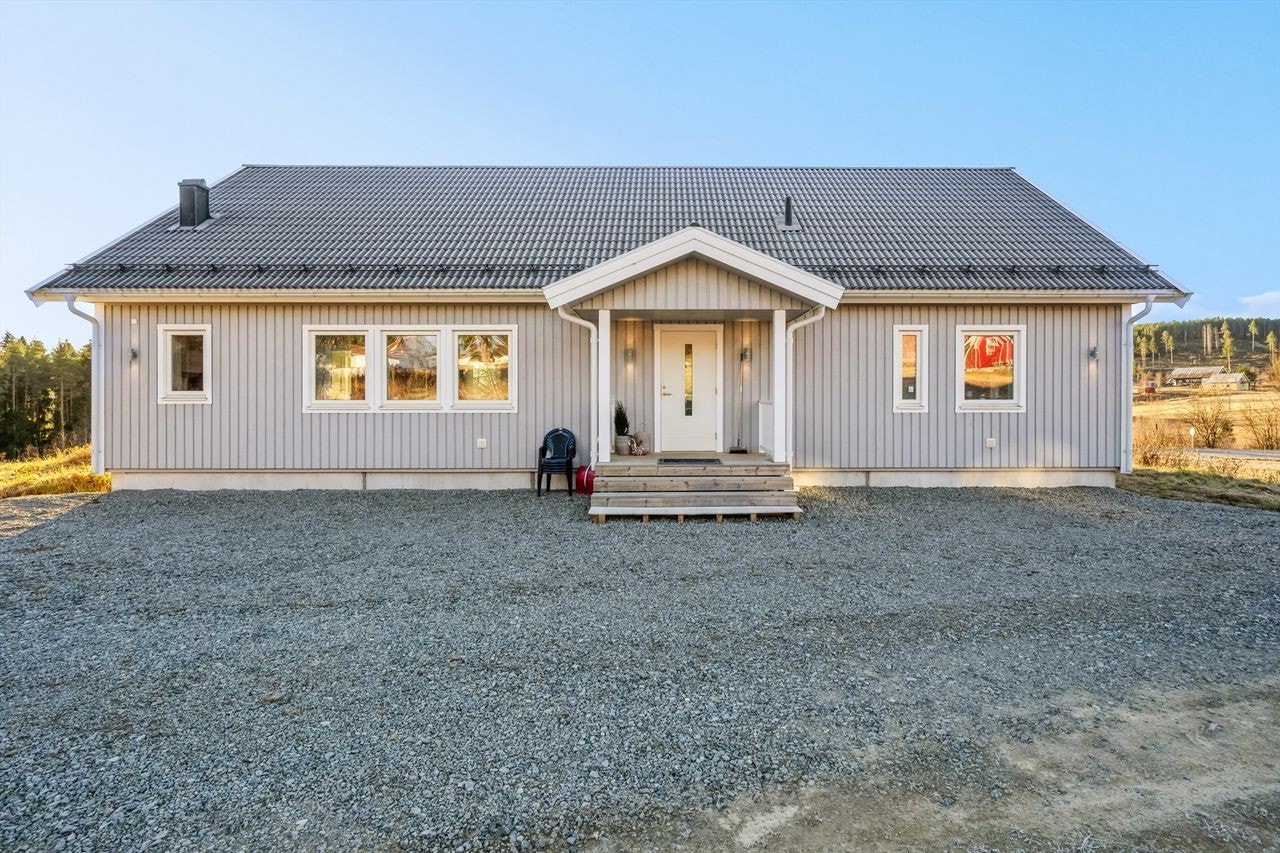 Nyere oppført enebolig på Hokkåsen med alt på en flate og uinnredet hems. Galleribilde