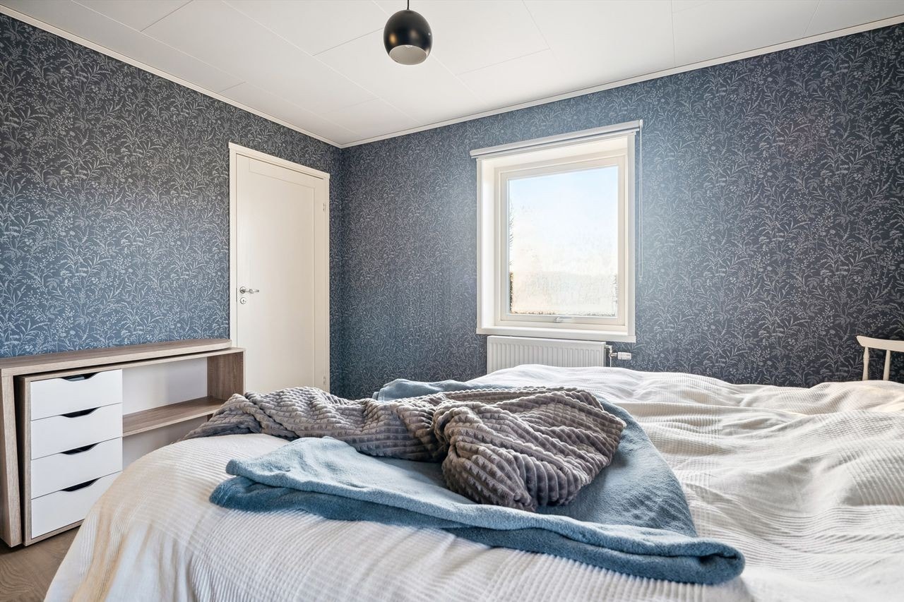 Rommet er romslig med radiator montert på veggen og adkomst inn til walk-in closet. Galleribilde