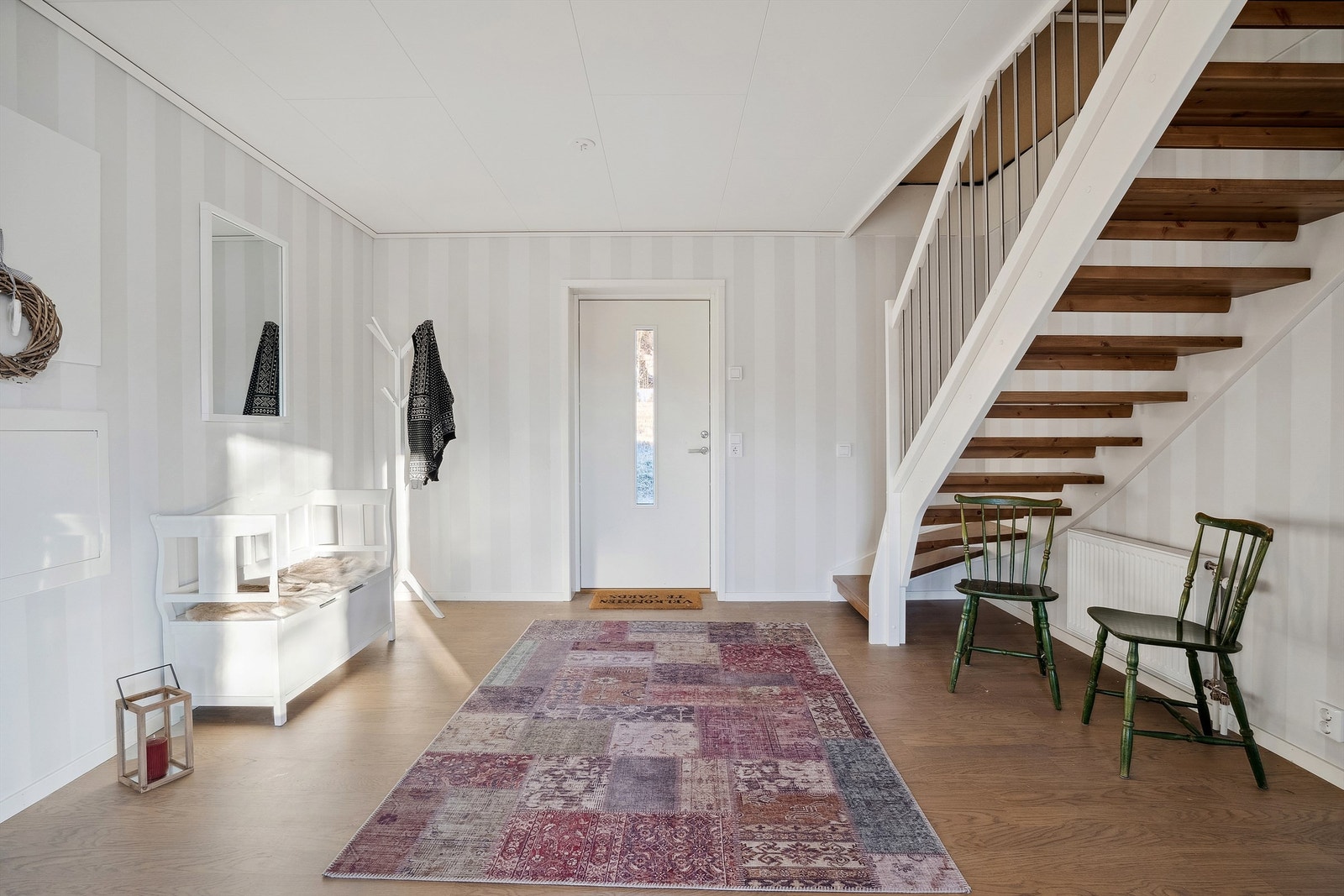 Her er det gode møbleringsmuligheter og det er radiator montert på vegg som varmekilde. Galleribilde