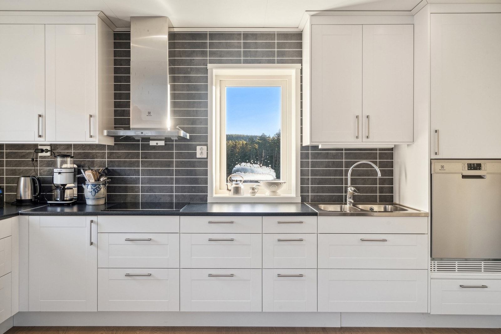 I innredningen er det integrerte hvitevarer som kjøleskap, fryseskap, platetopp, micro og stekeovn. Åpen løsning i innredningen for oppvaskmaskin. Dobbelt nedfelt vaskekum, og komfyrvakt montert under kjøkkenventilatoren. Galleribilde