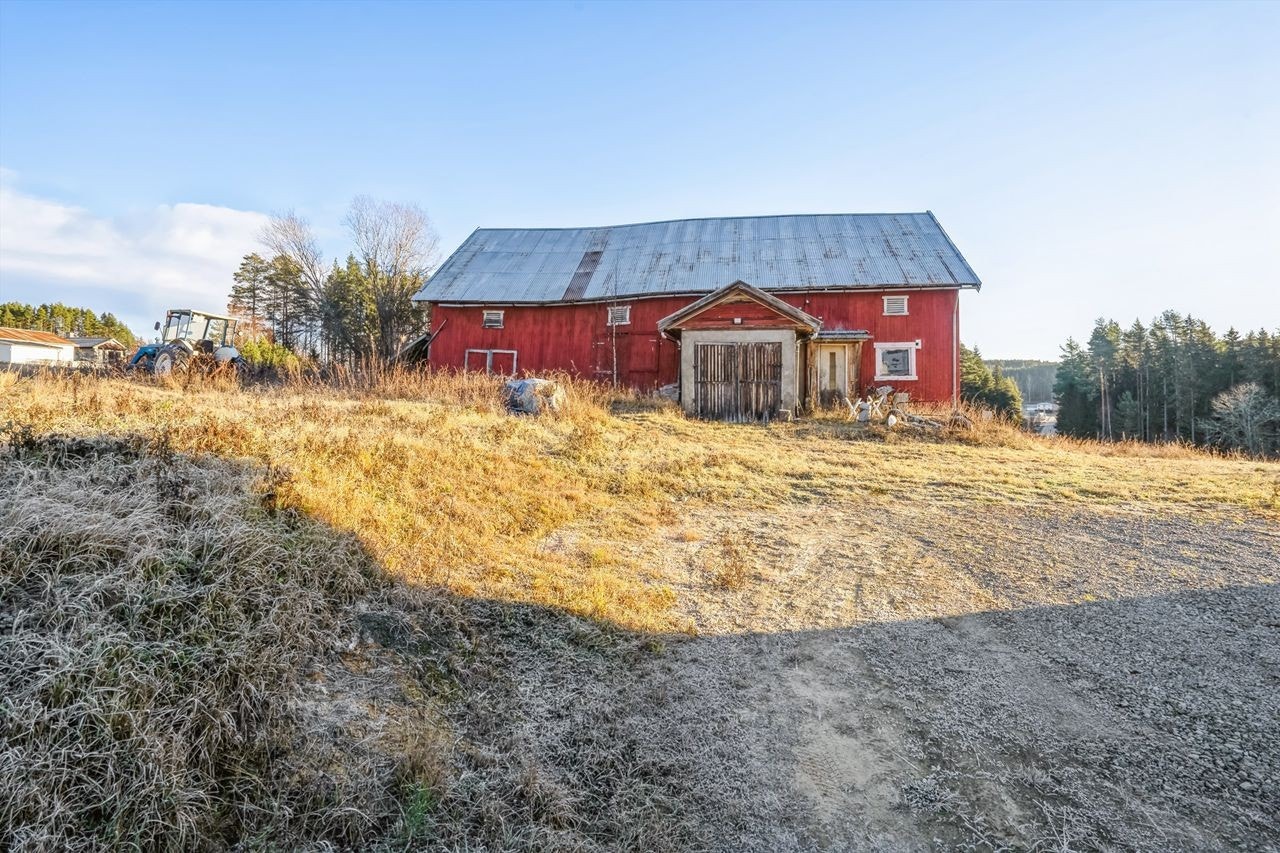 Det står en eldre låve på eiendommen. Bygget er ikke å anse som tett, og om bygningen er egnet for fremtidig bruk må ny kjøper vurdere etter egne interesser. Galleribilde